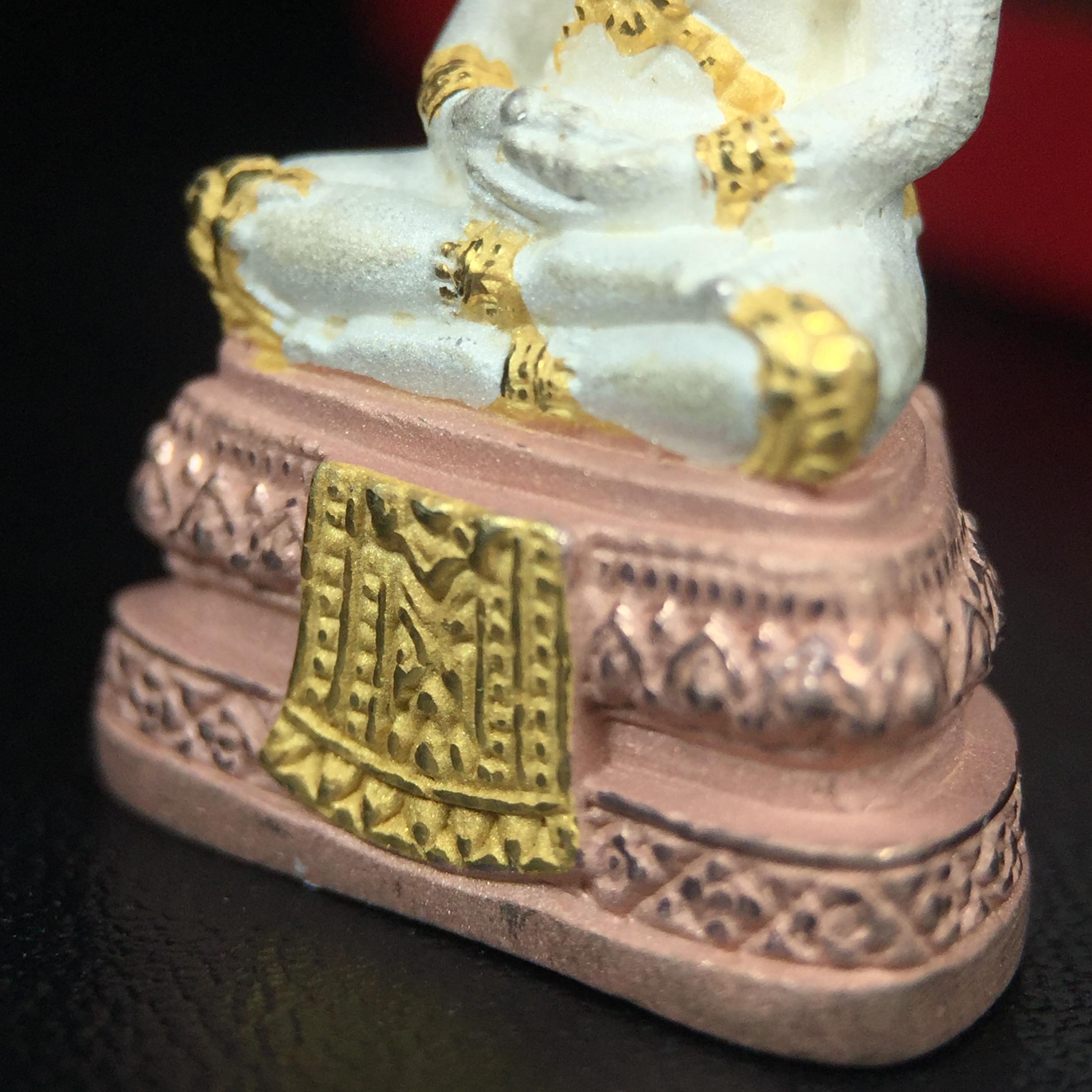 พระพุทธมหามณีรัตนปฏิมากร (พระแก้วมรกต) มหาจุฬาลงกรณราชวิทยาลัย(มจร.) วังน้อย พระนครศรีอยุธยา ปี 2543 พิธีมหาพุทธาภิเษก ณ วัดพระศรีรัตนศาสดาราม (วัดพระแก้ว) ในพระบรมมหาราชวัง เนื้อเงินสามกษัตริย์ (ตอกโค๊ตหมายเลข 181)