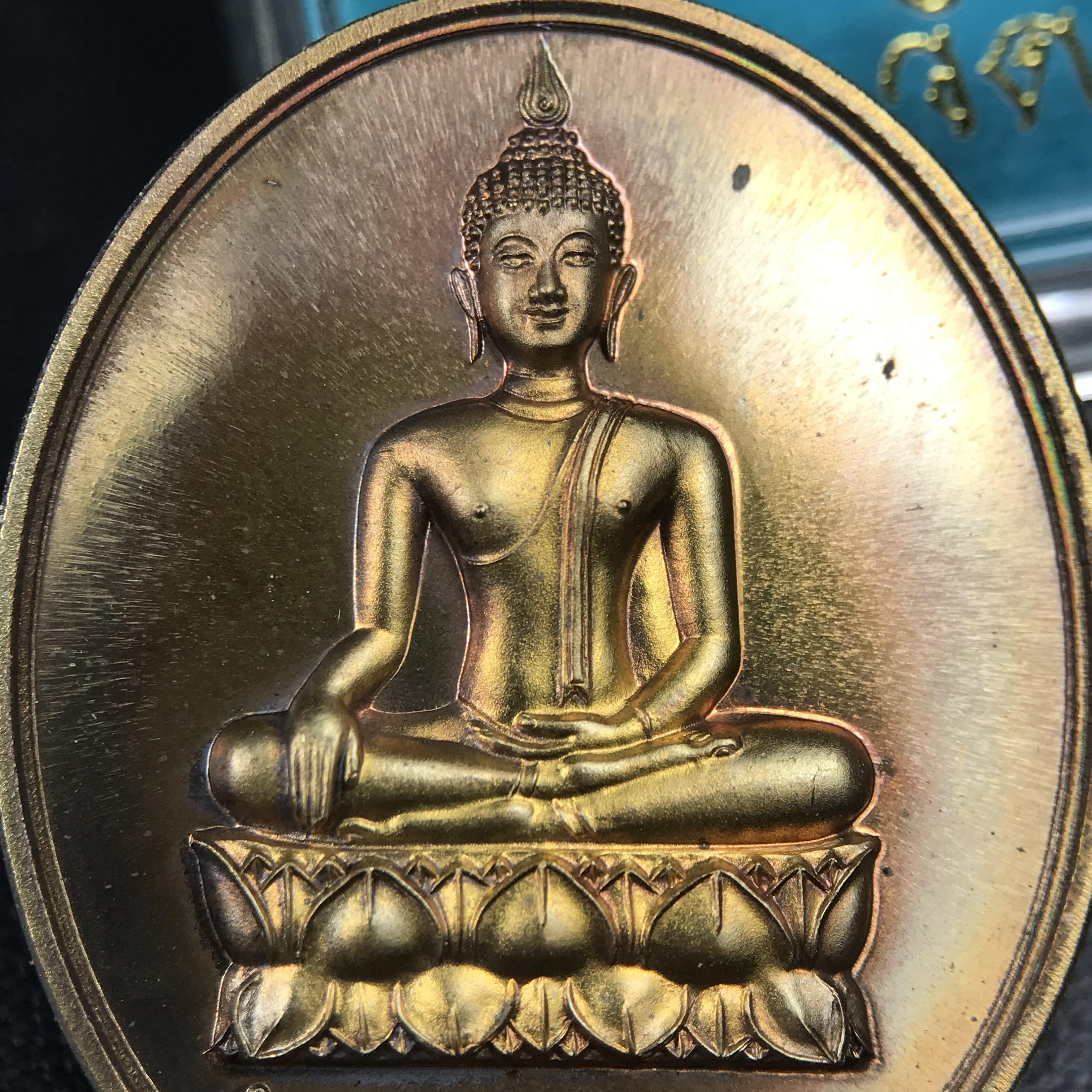 พระพุทธนวราชบพิตร ภปร. ที่ระลึก 7รอบ 84พรรษา ในหลวงรัชกาลที่ 9 วัดตรีทศเทพ จัดสร้าง พ.ศ. 2554 เหรียญเนื้อนวโลหะสภาพสวยกล่องเดิมครบ ตอกโค๊ตและหมายเลข ๓๑๑ (1 ใน 999 เหรียญ)หายากพบเจอน้อยมาก***นิมิตหมายแห่งคุณพระรัตนตรัย และความผูกพันระหว่างพระมหากษัตริย์กับ