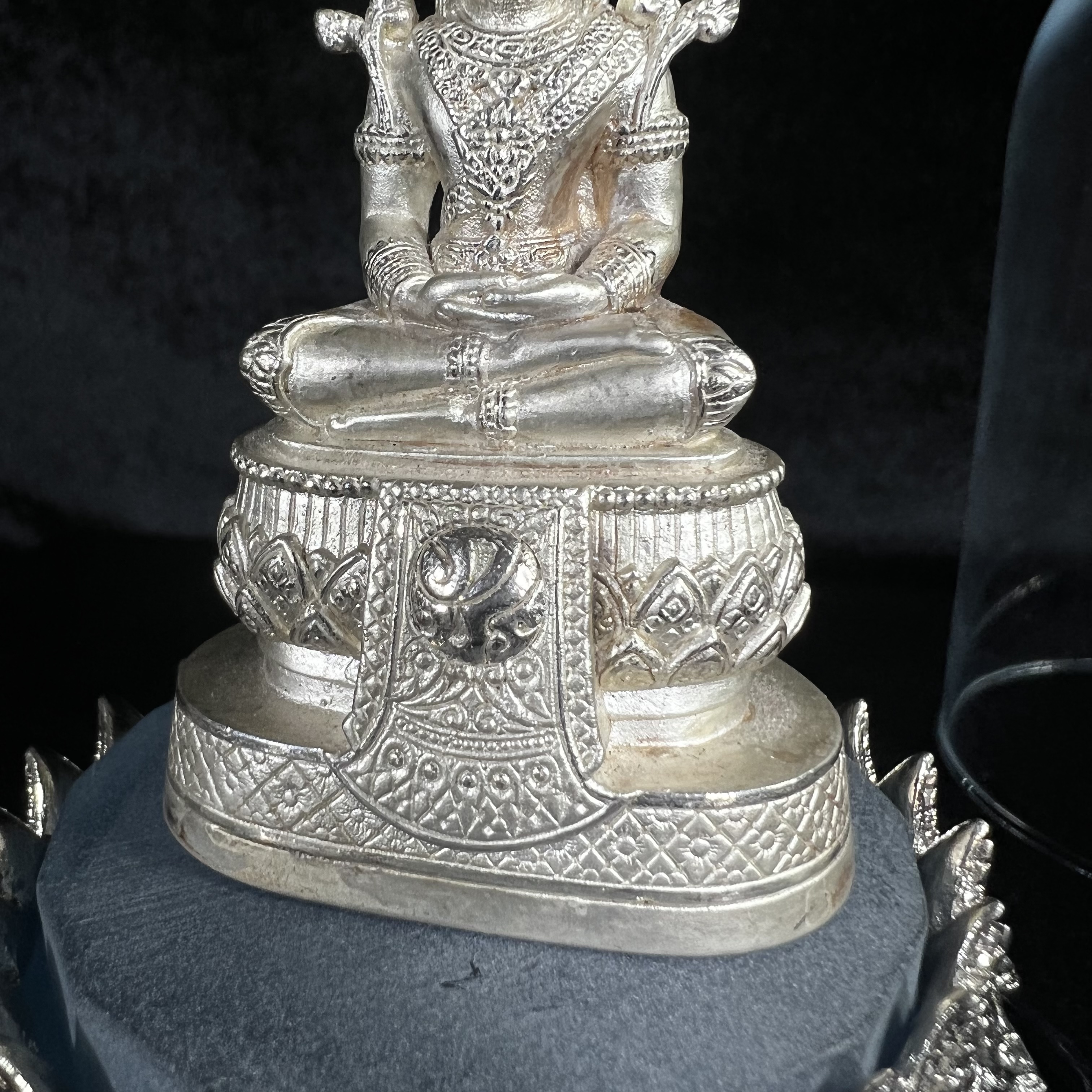 พระแก้วมรกต ภปร.(รุ่นแรก) ปี2545 รุ่นฉลองกรุงรัตนโกสินทร์ครบ 220 ปี หล่อลอยองค์ เนื้อเงินบริสุทธิ์99.9% ขนาดบูชา 50*90 มม. พร้อมฐานวางครอบแก้วเดิม(สวยงามและหายากมาก)(1ใน3000องค์)