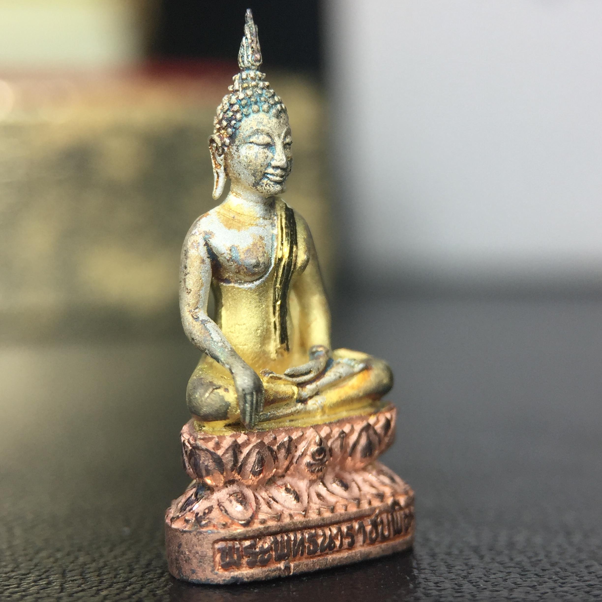 พระชัยวัฒน์พระพุทธนวราชบพิตร ครองสิริราชสมบัติครบ 50 ปี พ.ศ.2540 ขนาดสูง 1.9 ซม. เนื้อเงินสามกษัตริย์(ผิวเดิม) พร้อมกล่องบรรจุเดิมครบสมบูรณ์ 1ใน 9500 องค์(พุทธนวราชบพิตร นิมิตรหมายแห่งความสามัคคี ด้วยไมตรีแห่งองค์พระภูมิพล)