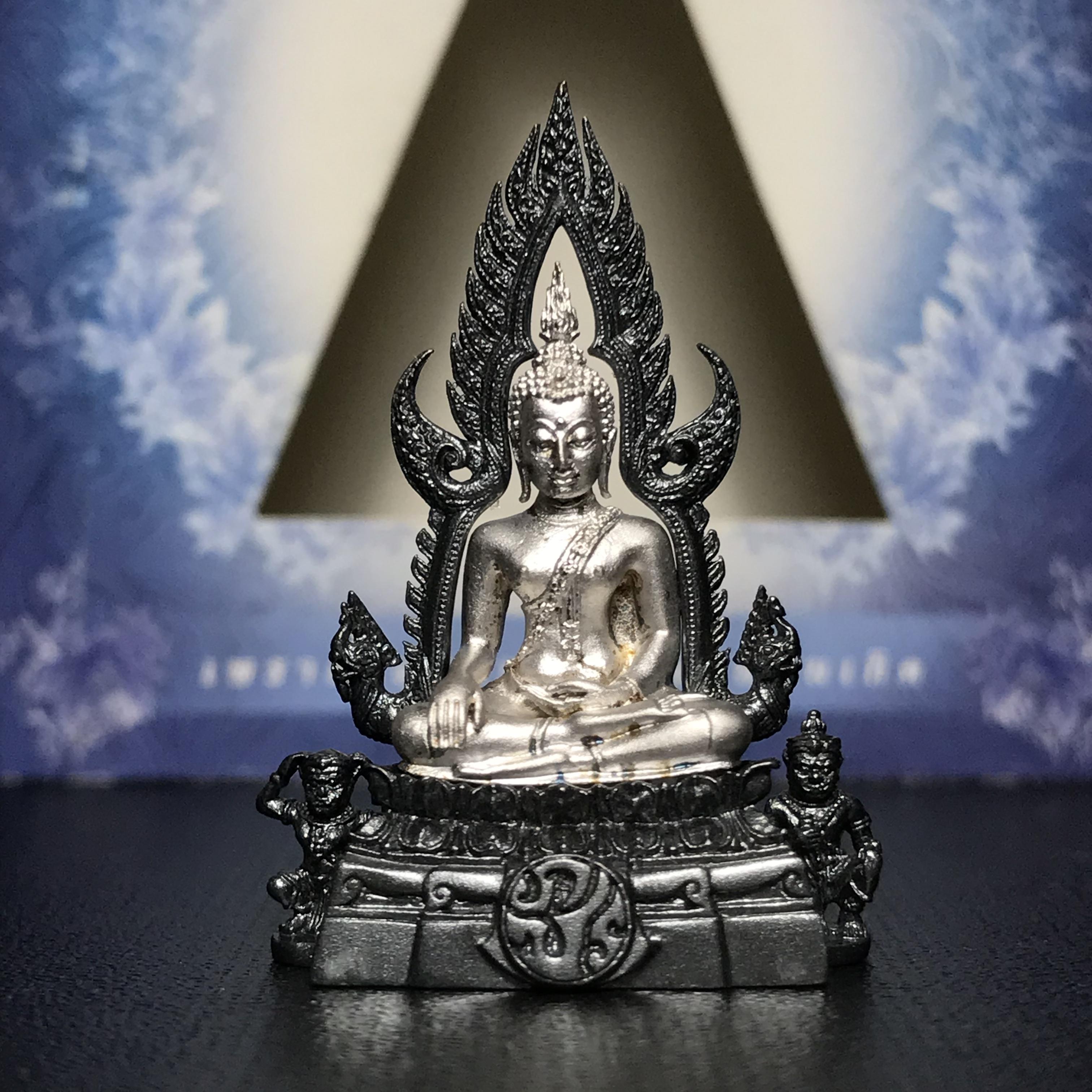 พระพุทธชินราช ภปร. โครงการ เพราะแผ่นดินนี้คือแผ่นดินเกิด เนื้อเงินชุบทองคำขาวซุ้มรมดำ ปี2551 ขนาดหน้าตัก1/2นิ้ว (สวยงามหายาก)1ใน5000องค์