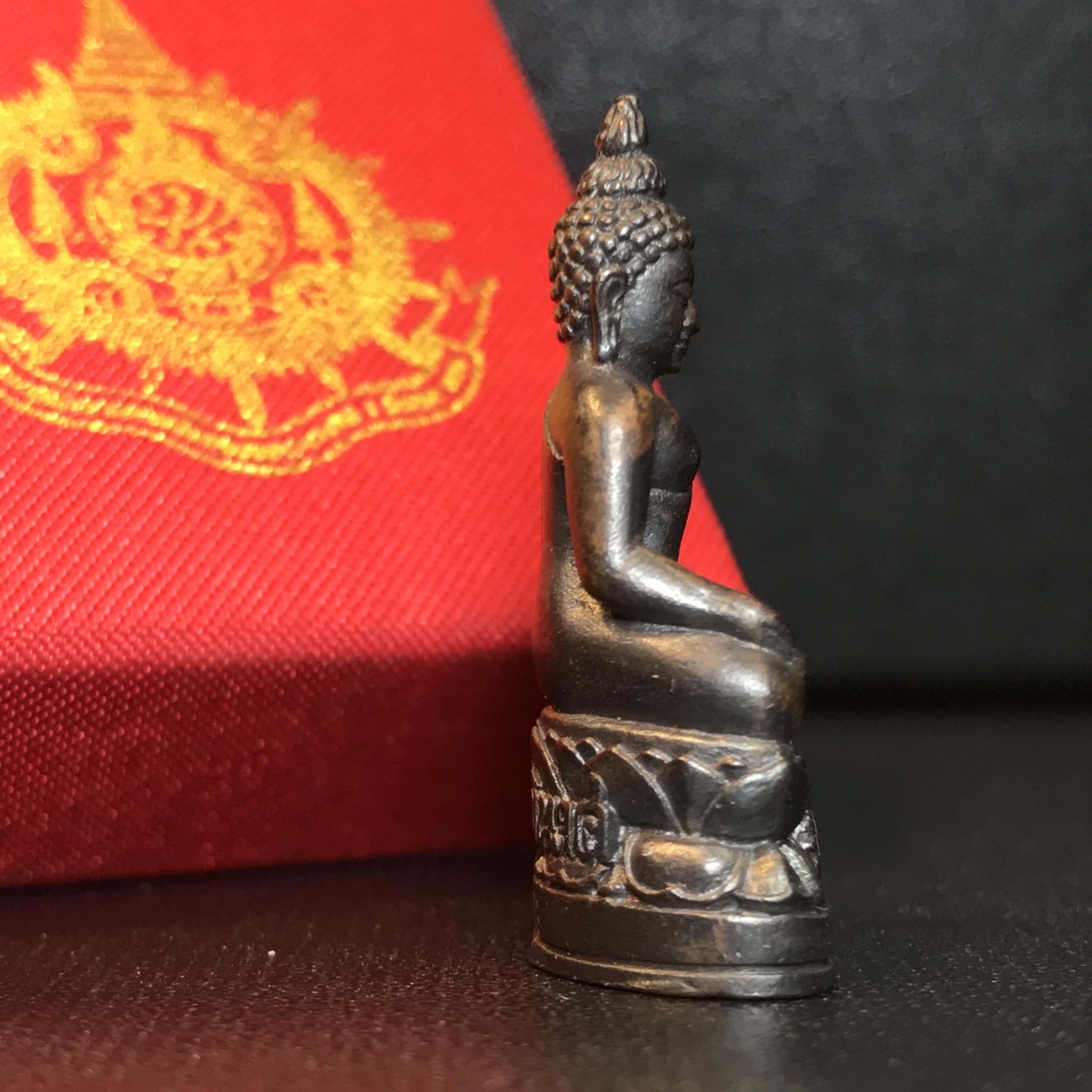 พระกริ่งไพรีพินาศ เฉลิมพระเกียรติ พระบาทสมเด็จพระเจ้าอยู่หัวรัชกาลที่9 พระชนมพรรษา 6 รอบ ปี2542เนื้อนวโลหะผสมทองคำ(บรรจุเหล็กไหล)ดีนอก-ดีใน