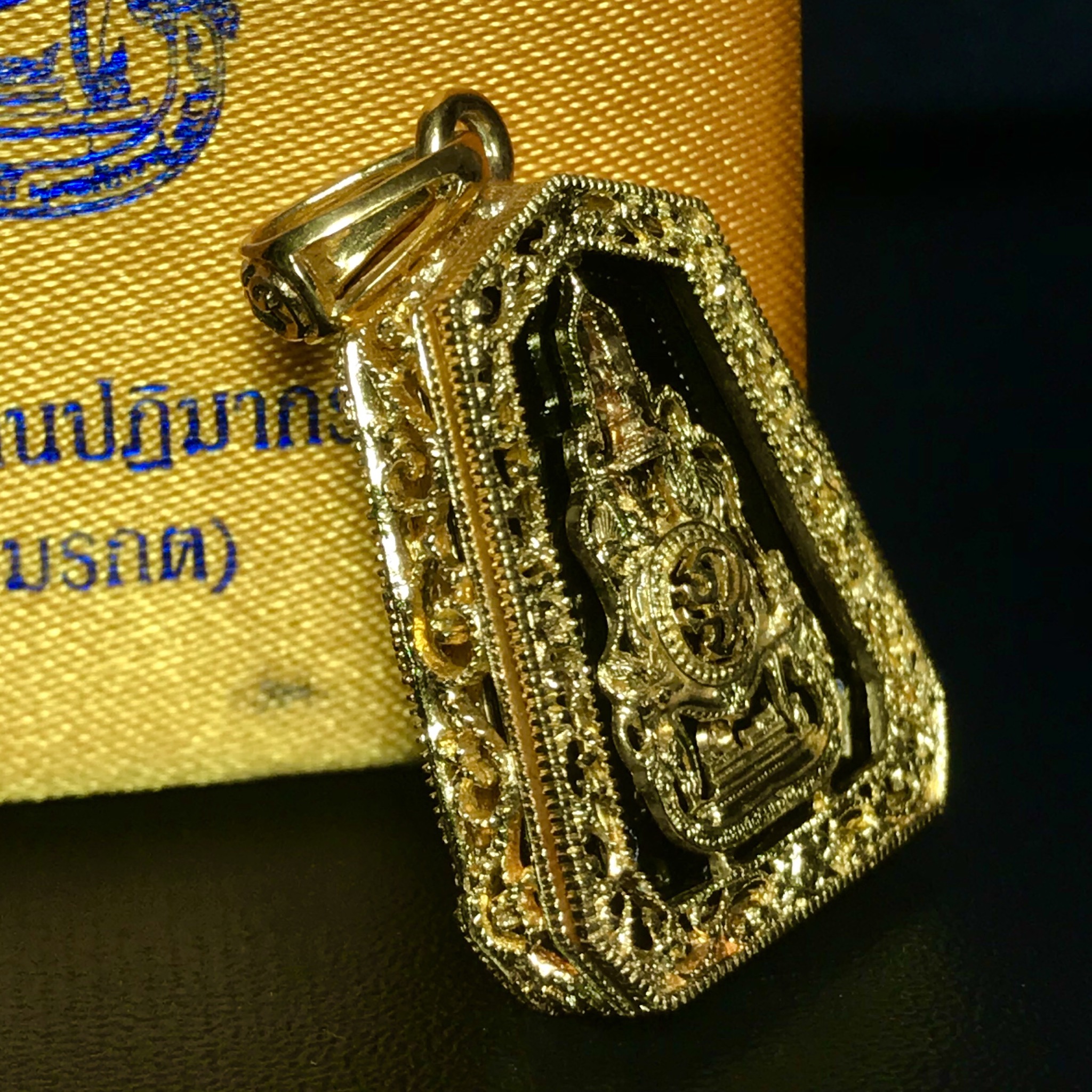 เหรียญพระแก้วมรกต(จำลอง)ทรงเครื่องฤดูร้อนแบบเจ็ดเหลี่ยม เนื้อทองคำ ด้านหลังตราสัญลักษณ์ฉลองสิริราชสมบัติครบ 60 ปี(1ใน1999องค์)(หายากมาก)