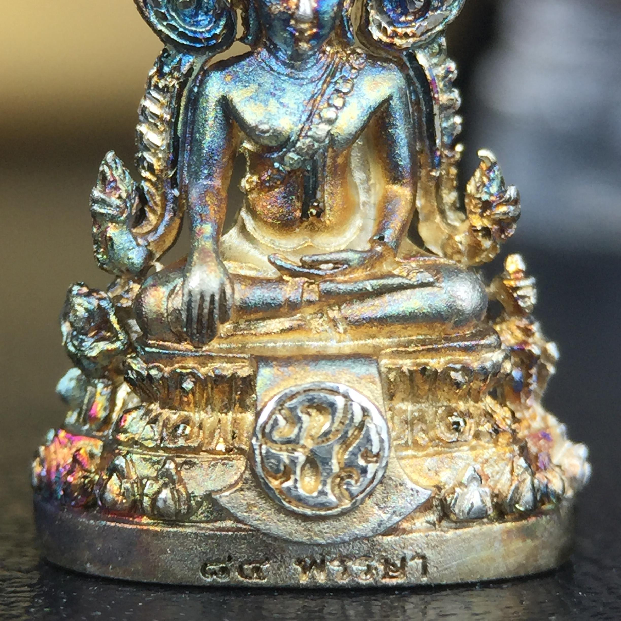 พระพุทธชินราช(จำลอง) ภปร. 84 พรรษา เนื้อเงินชุบทองคำขาว พิมพ์เล็กขนาดหน้าตัก 1/4 นิ้ว (สภาพผิวเดิมสวย ขึ้นสีรุ้งธรรมชาติ แบบนิยม)(พระราชทานมวลสาร จิตรลดาและเส้นพระเจ้า(เส้นผม))พุทธศิลป์ทรงคุณค่าอีกหนึ่งรุ่นยอดนิยม