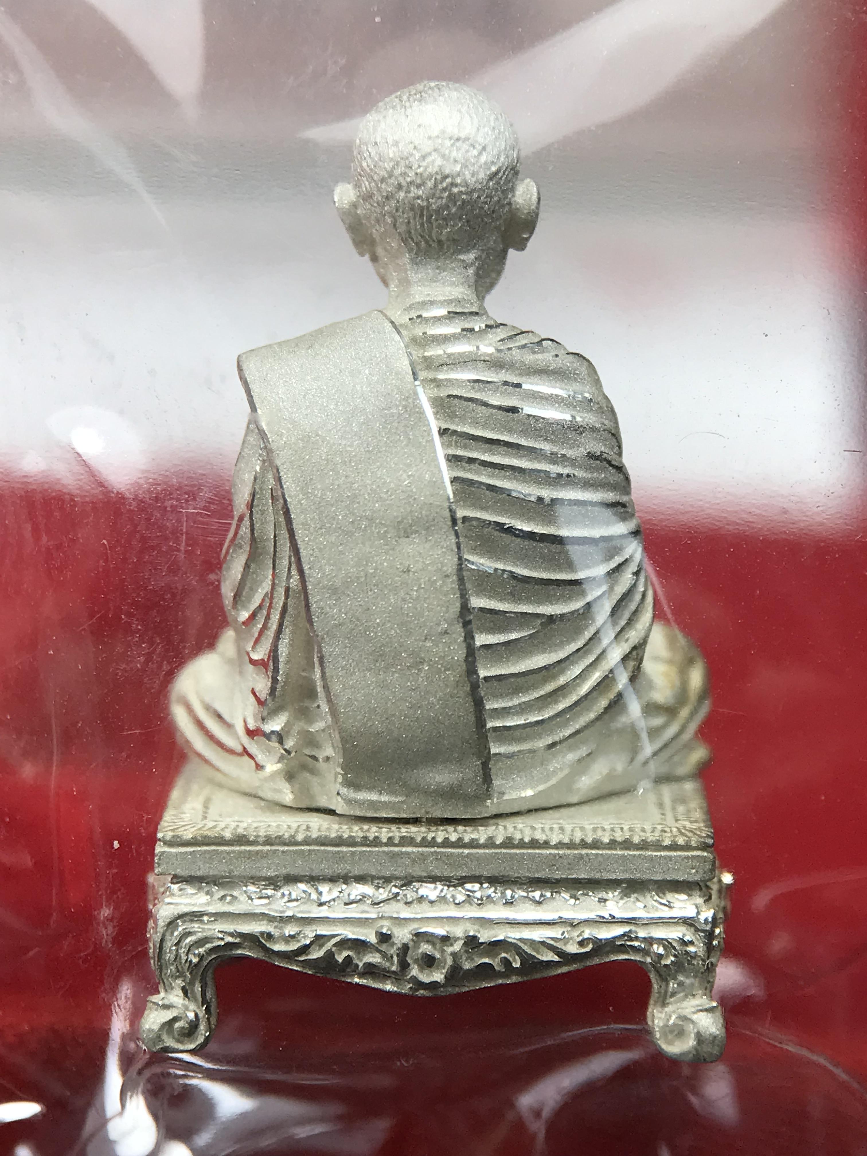 สมเด็จพุฒาจารย์ (โต พรหมรังสี) อนุสรณ์ 128 ปี สมเด็จพระญาณสังวร สมเด็จพระสังฆราช ทรงเมตตาอธิฐานจิต ปี 2543 มหาพุทธาภิเษก 3วาระ รูปเหมือนลอยองค์พิมพ์ใหญ่เนื้อเงิน ขนาด 1.5 x 2.5 ซม. ทรงคุณค่าทั้งด้านความงานด้านพุทธศิลป์ และพุทธคุณ