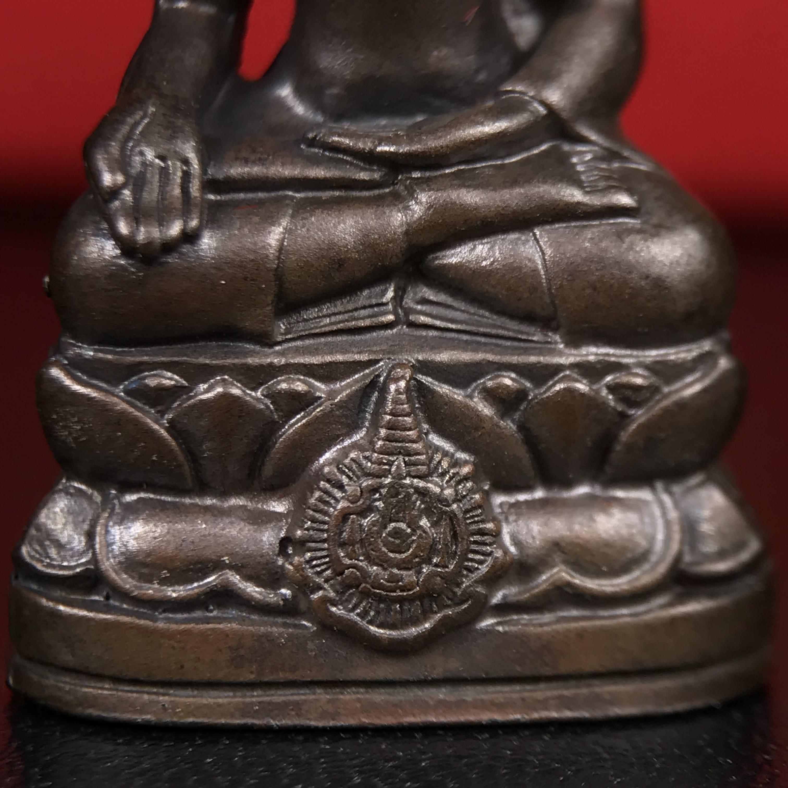 พระกริ่งไพรีพินาศ บรรจุเหล็กไหล ครั้งแรกและครั้งเดียวในประวัติศาสตร์ เฉลิมพระเกียรติ พระบาทสมเด็จพระเจ้าอยู่หัวรัชกาลที่9 พระชนมพรรษา 6 รอบ ปี2542 เนื้อนวโลหะผสมทองคำ(บรรจุเหล็กไหล)ดีนอก-ดีใน พิธีใหญ่ มวลสารเด่น (หายาก)