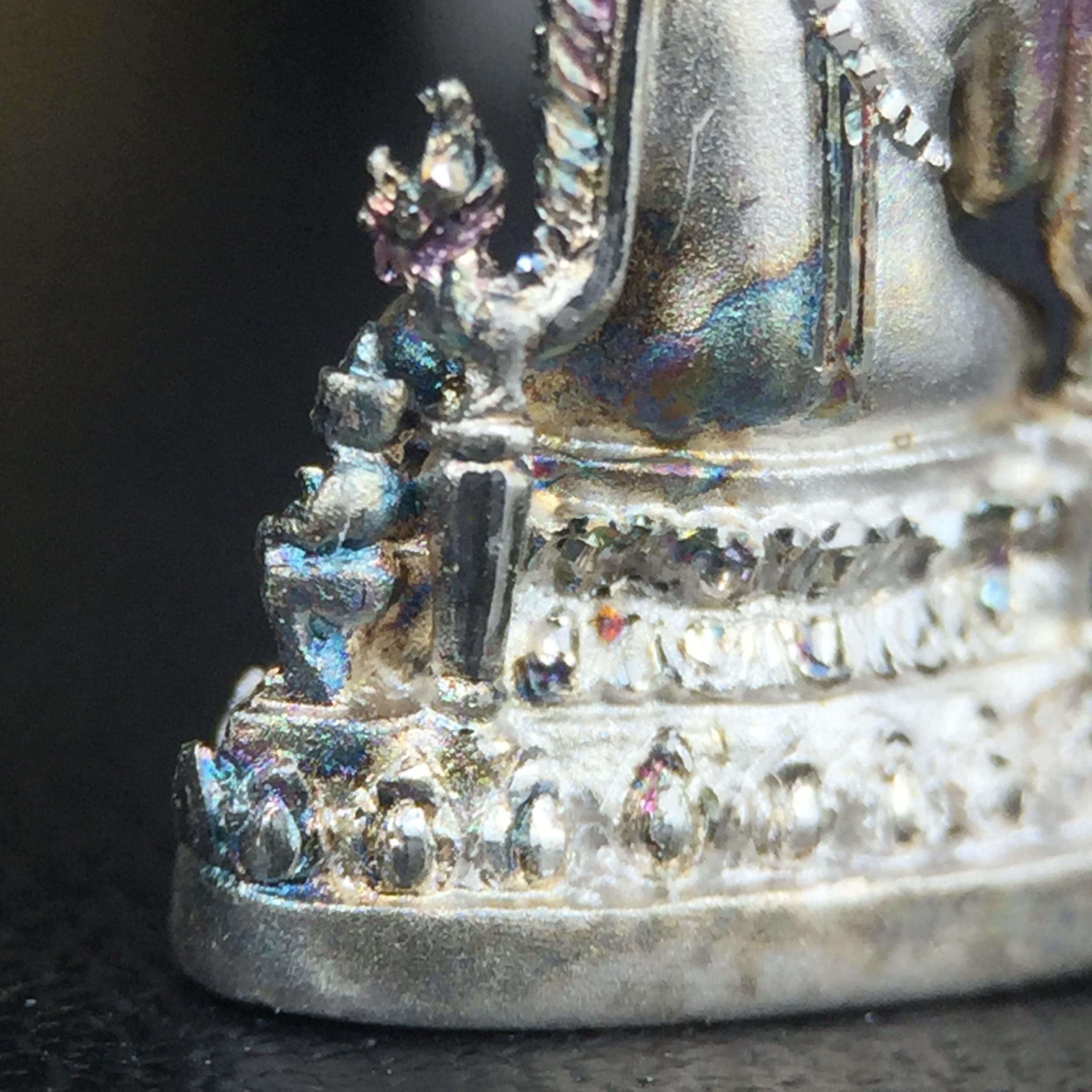 พระพุทธชินราช(จำลอง) ภปร. 84 พรรษา เนื้อเงินชุบทองคำขาว พิมพ์เล็กขนาดหน้าตัก 1/4 นิ้ว (สภาพผิวเดิมสวย ขึ้นสีรุ้งธรรมชาติ แบบนิยม)(พระราชทานมวลสาร จิตรลดาและเส้นพระเจ้า(เส้นผม))พุทธศิลป์ทรงคุณค่าอีกหนึ่งรุ่นยอดนิยม