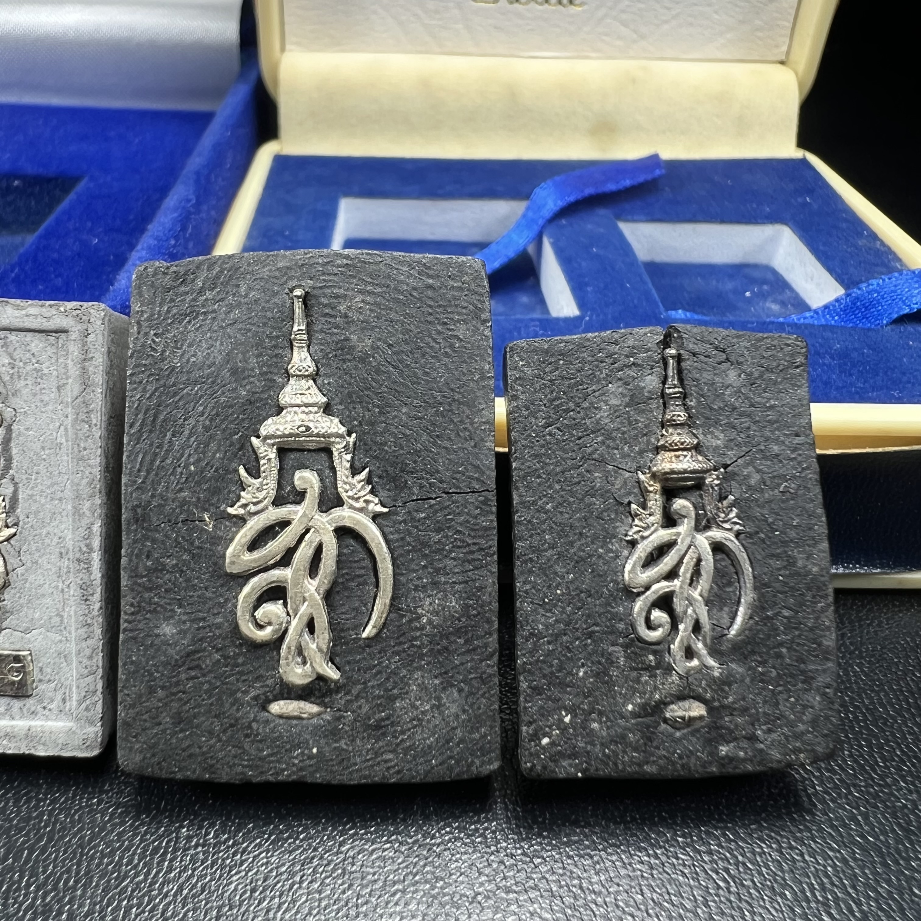 ชุดคู่บารมีหลวงปู่ทวด พระนามาภิไธย ภปร. คู่ สก. หายากมากที่จะมาคู่กันได้!!! พิธีใหญ่ ปลุกเสกวัดพระแก้วทั้งสองรุ่น!!!่พระหลวงปู่ทวด ภปร. ปี 2547 เนื้อว่านดำหลัง ภปร. เงิน(หายาก1ใน1999ชุด)+พระหลวงพ่อทวด พระนามาภิไธย สก. ปี2544(รุ่นแรก) (1ใน5000 ชุด)