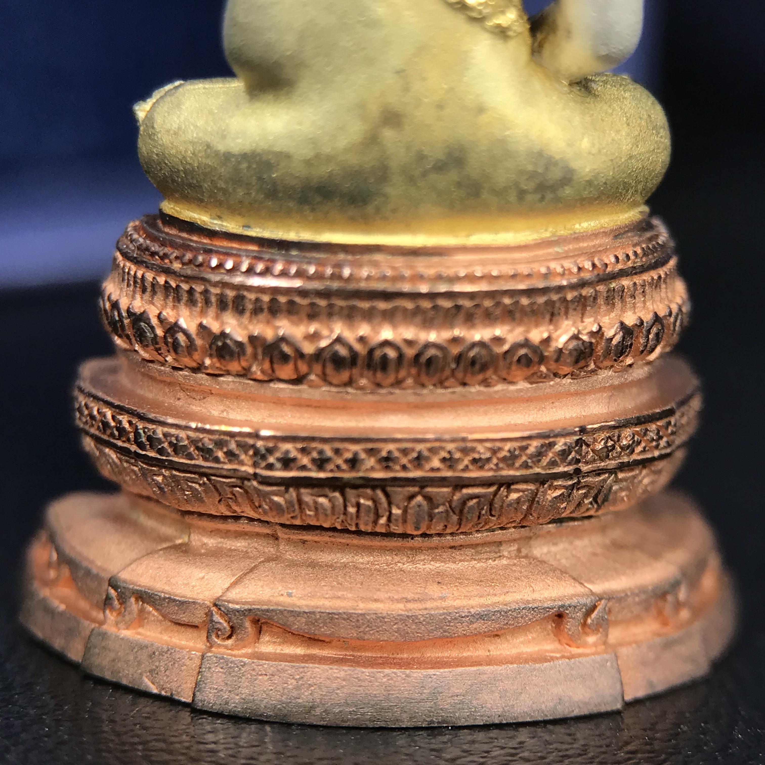 พระแก้วมรกต ภปร. ปี 2547 จัดสร้างโดยโรงพยาบาลภูมิพลอดุลยเดช เนื้อเงิน(3 กษัตริย์) ลอยองค์ หน้าตัก 1/2 นิ้ว สูง 3.7 ซม.พิธีมหามังคาภิเษก ณ พระอุโบสถวัดพระศรีรัตนศาสดาราม(วัดพระแก้ว) งดงามทรงคุณค่าอีกหนึ่งรุ่นยอดนิยม หายาก(องค์หมายเลข ๑๘๒๓)