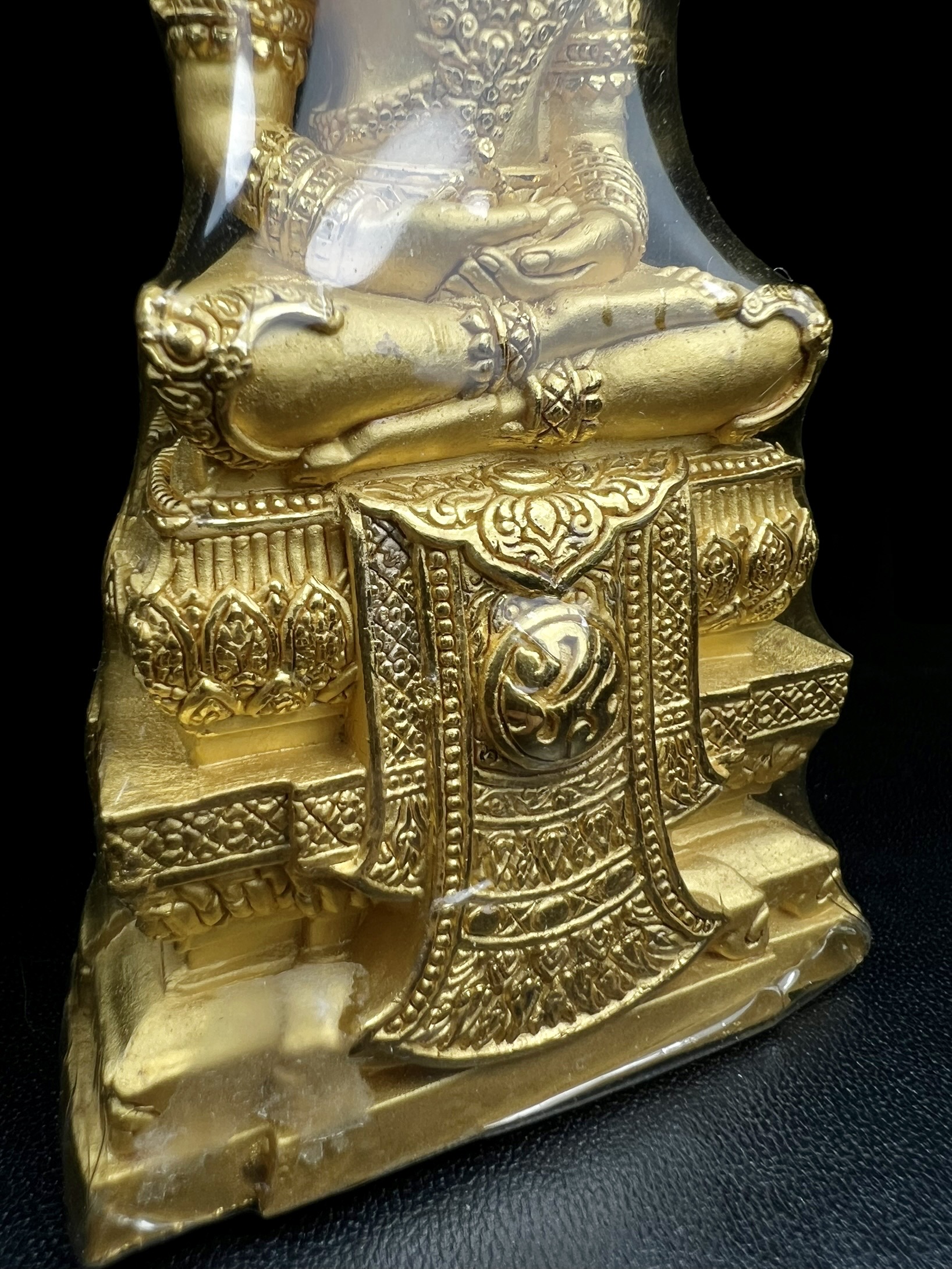 พระแก้วมรกต ภปร. ปี2547 จัดสร้างโดย โรงพยาบาลภูมิพลฯ กรมแพทย์ทหารอากาศ ขนาดบูชาหล่อลอยองค์หน้าตัก 2 นิ้ว เนื้อทองคำบริสุทธิ์ 99.99% องค์พระซีนเดิมสวยคงสภาพเดิม(สวยงามและหายากมาก)(1ใน 1000 องค์)