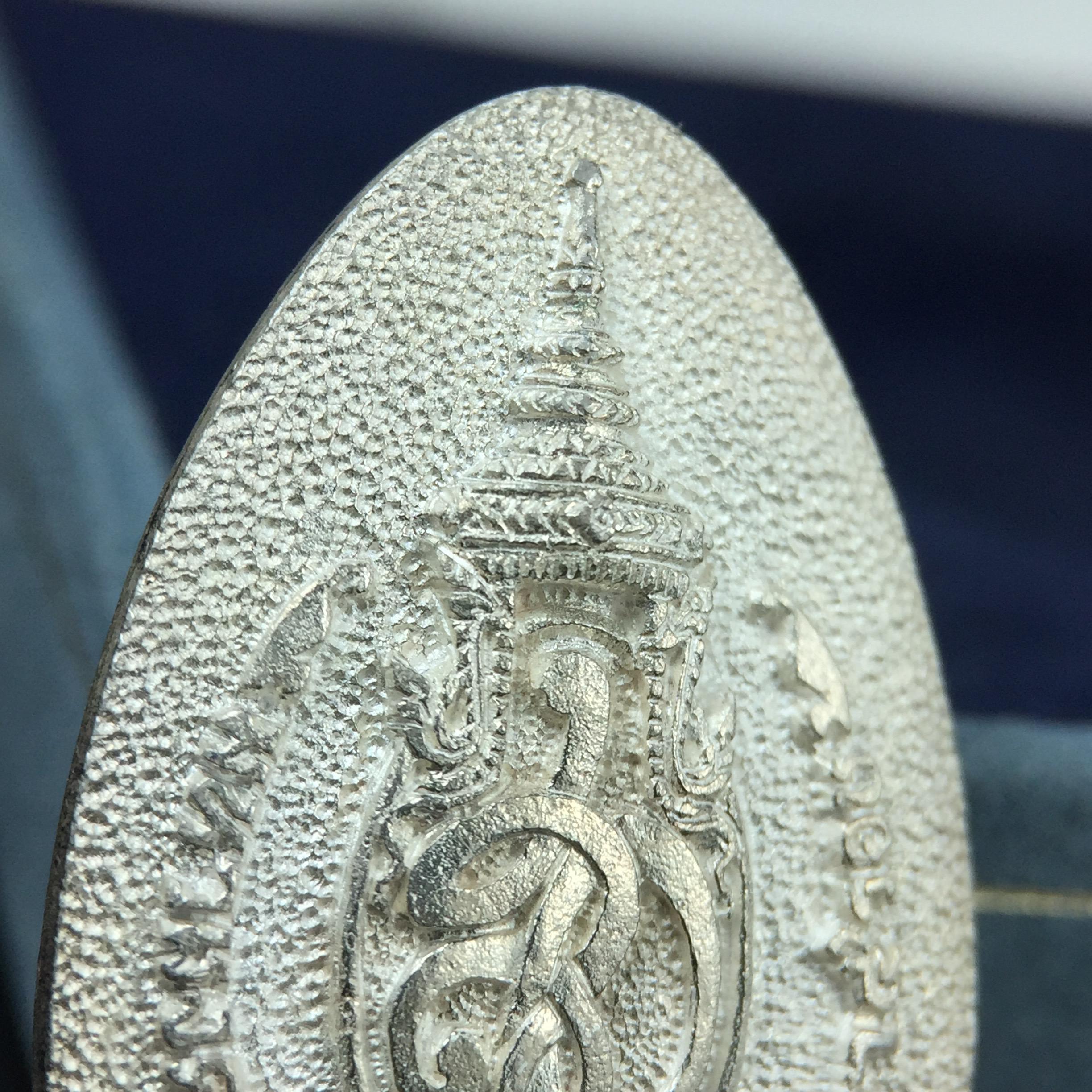 เหรียญพระไพรีพินาศตราสัญลักษณ์ หลัง สก มหามงคลเฉลิมพระชนมพรรษา 5 รอบ ครบ 60 พรรษาพระราชินีในหลวงรัชกาลที่ 9 ปี 2535 วัดบวรนิเวศวิหาร เนื้อเงิน(หมายเลข ๔๒๐)พร้อมกล่องบรรจุเดิมสวยครบ (เนื้อเงินรุ่นนี้พบเจอน้อยมาก)