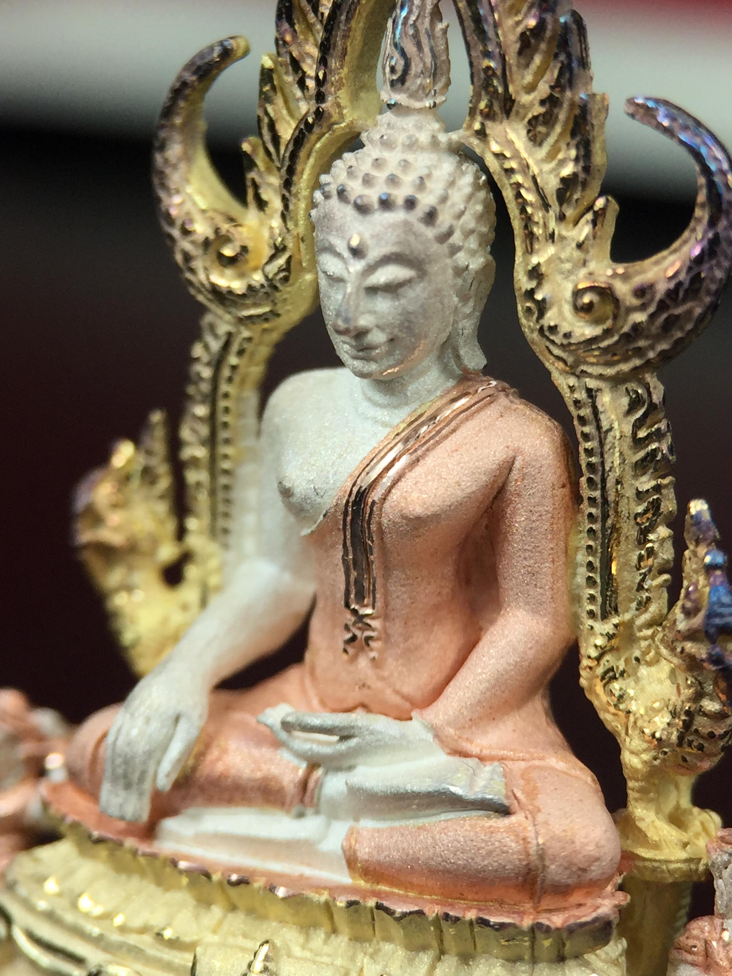 พระพุทธชินราช ภปร. ในวโรกาสพระราชพิธีมหามงคล เฉลิมพระชนมายุ6รอบ 5ธันวาคม2542 มูลนิธิพิทักษ์ดวงตาประชาชน จัดสร้าง เนื้อเงินบริสุทธิ์ 99.9% แบบสามกษัตริย์ขัดเงาบางส่วน พิมพ์ใหญ่ ขนาดสูง 3.4 ซม. พร้อมกล่องบรรจุเดิม