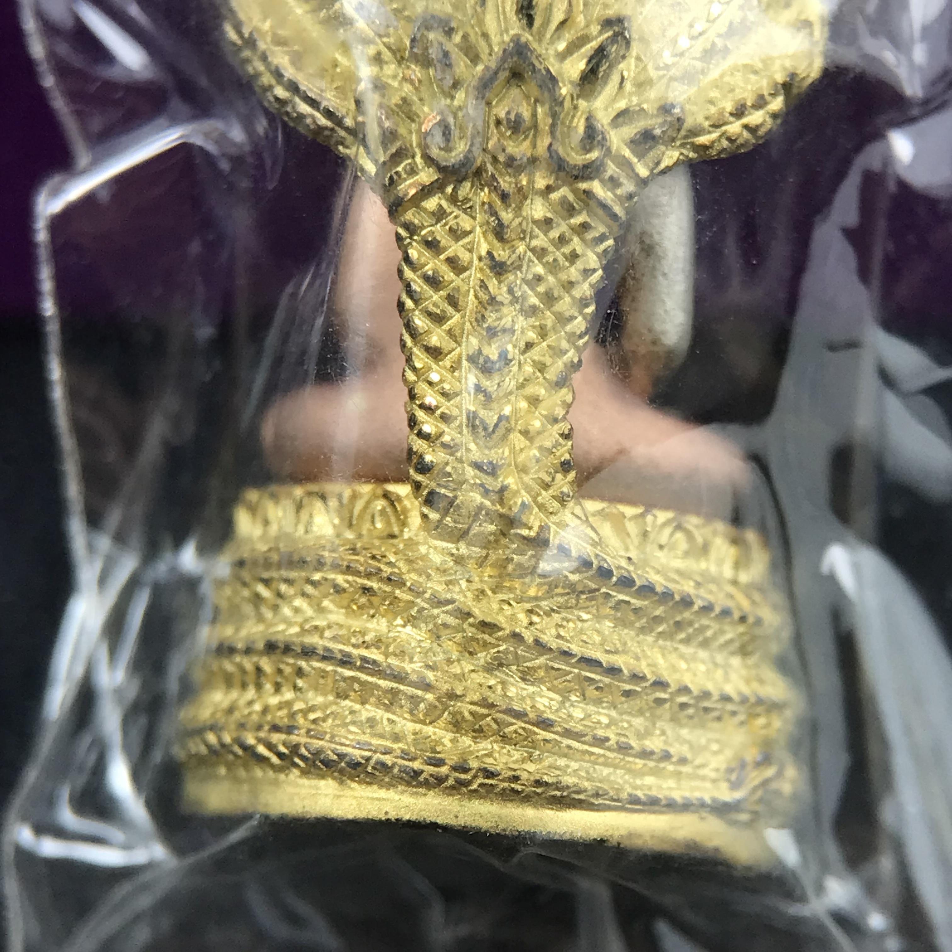 พระนาคปรก สธ. รุ่นสร้างพระอุโบสถเฉลิมพระเกียรติ 4 รอบ 84 พรรษา สมเด็จพระเทพรัตนราชสุดาฯ วัดบวรนิเวศวิหาร ปี 2543 พิมพ์เล็ก เนื้อเงินบริสุทธิ์ ชุบสามกษัตริย์แบบพ่นทรายขัดเงาบางส่วน(สภาพสวย ซีนซองกล่องบรรจุเดิม)พิธีใหญ่ พุทธศิลป์งดงาม หายาก (1 ใน 2999 องค์)