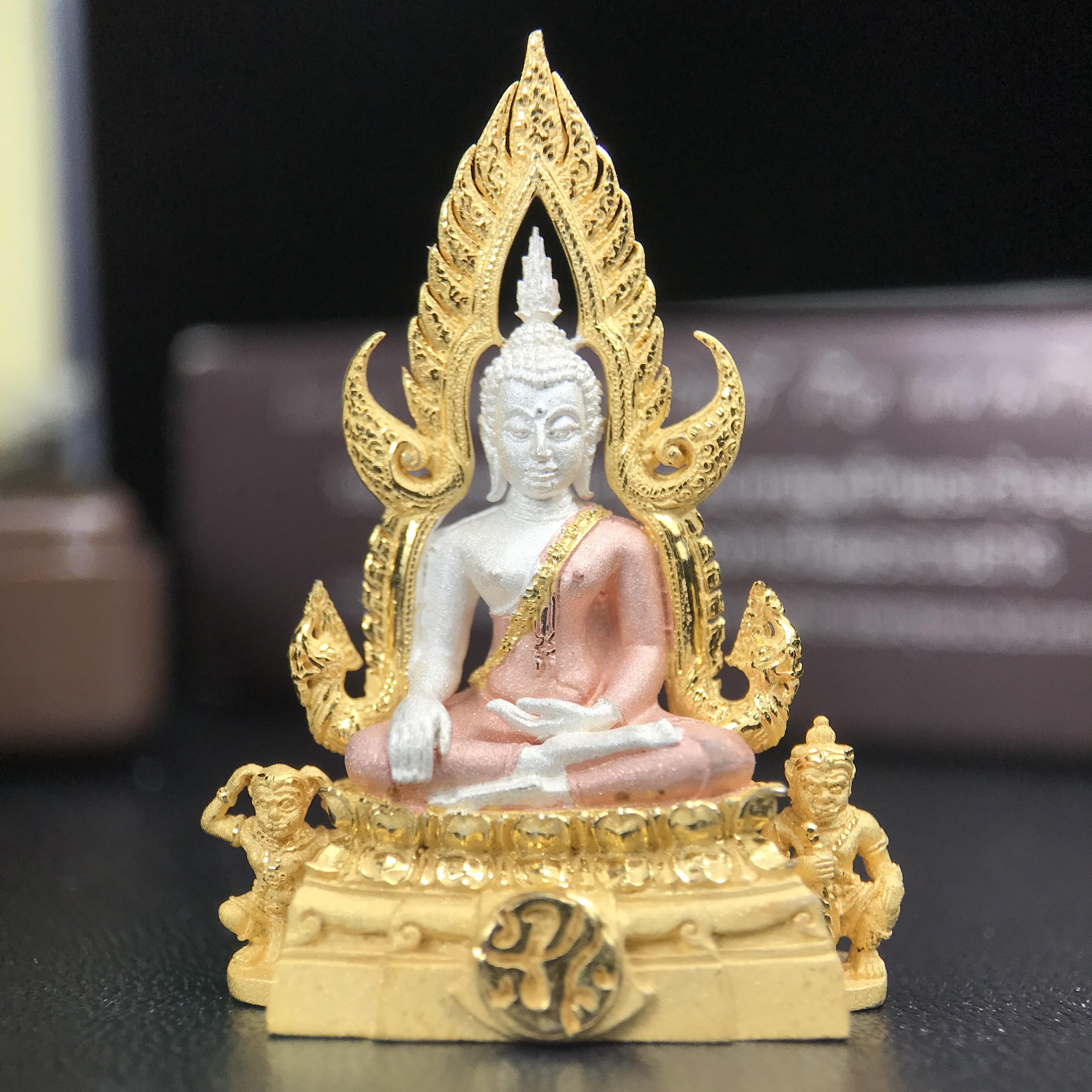 พระพุทธชินราช ภปร. โครงการ "เพราะแผ่นดินนี้ คือ แผ่นดินเกิด" ปี 2548(รุ่นแรก) ลอยองค์เนื้อเงินสามกษัตริย์ หน้าตัก 1/2 นิ้ว (ขนาด 3.5 x 2.5 ซม.) พุทธศิลป์งดงามทรงคุณค่า รุ่นยอดนิยม