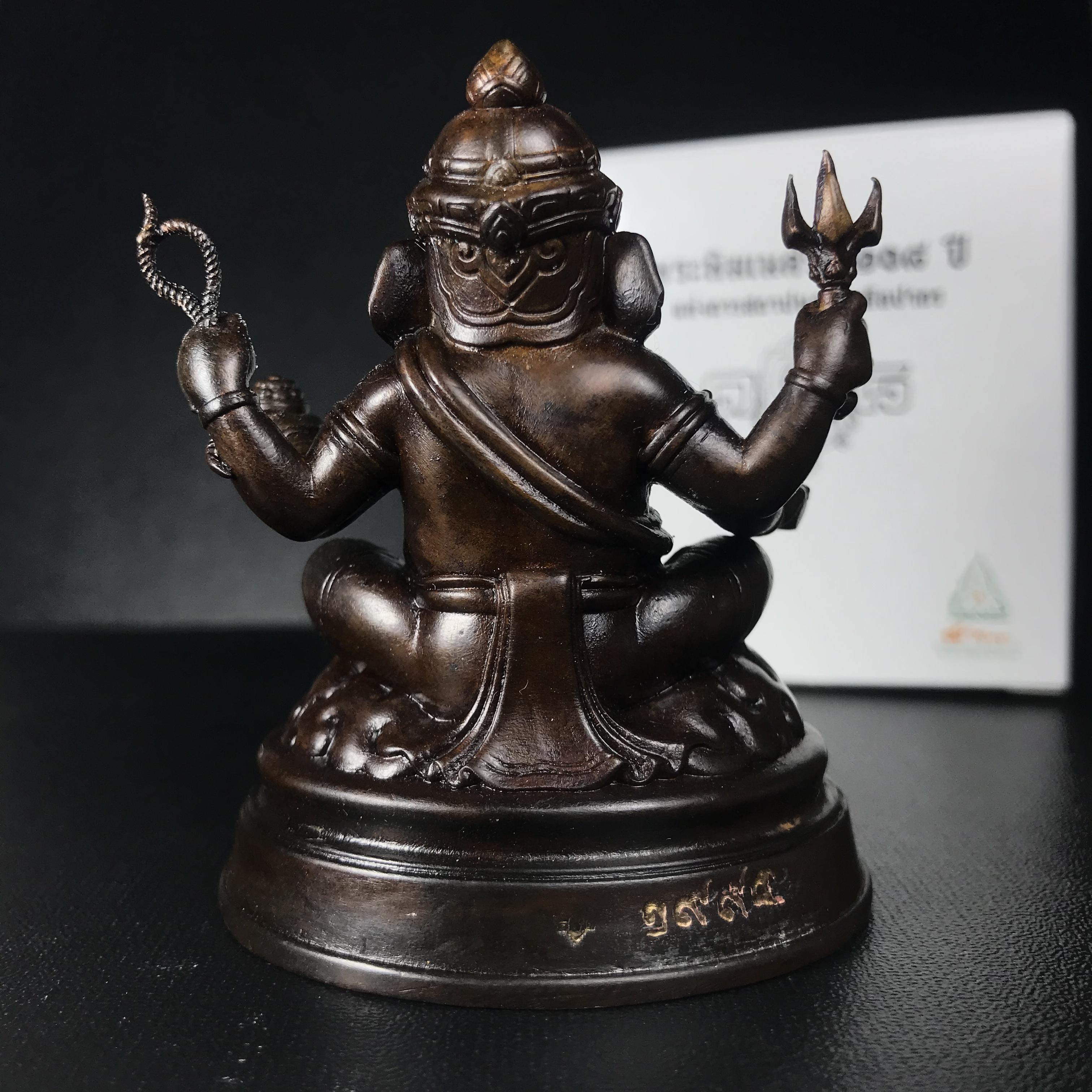 พระพิฆเนศวร รุ่น 108 แห่งการสถาปนากรมศิลปากร ปี 2562 ขนาดบูชาหน้าตัก 1.5 นิ้ว เนื้อทองเหลืองรมดำ (พิธีใหญ่ มวลสารดี)1 ใน 1999 องค์