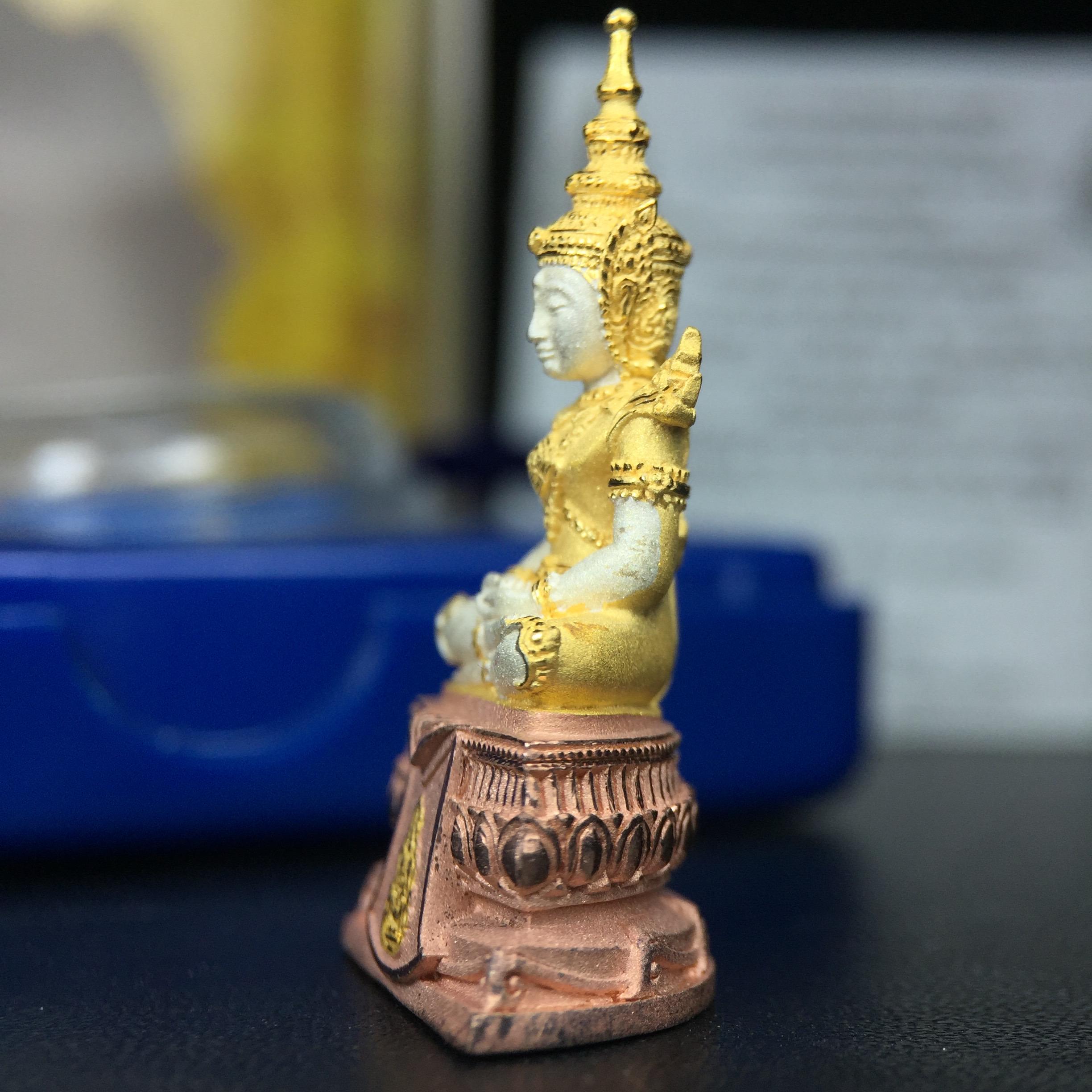 พระแก้วมรกต(จำลอง)ลอยองค์ ขนาดหน้าตัก 1/2 นิ้ว ทรงเครื่องฤดูร้อน เนื้อเงินสามกษัตริย์ ตราสัญลักษณ์ฉลองสิริราชสมบัติ ครบ 60 ปี พ.ศ.2549(สภาพสวย ครบ สมบูรณ์)