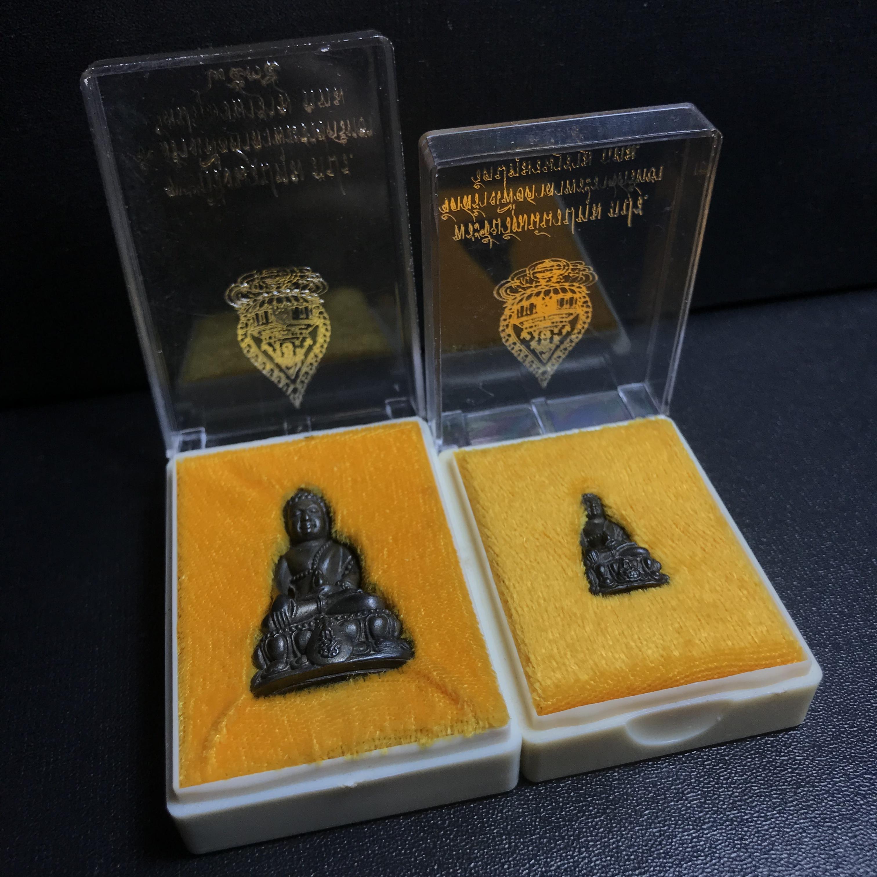 พระกริ่งนวปทุม ภปร.-พระชัยวัฒน์นวปทุม ภปร วัดปทุมวนาราม เนื้อนวโลหะ ปี2535(ในหลวงรัชกาลที่9เสด็จเททอง)(1ใน3000องค์)หายาก