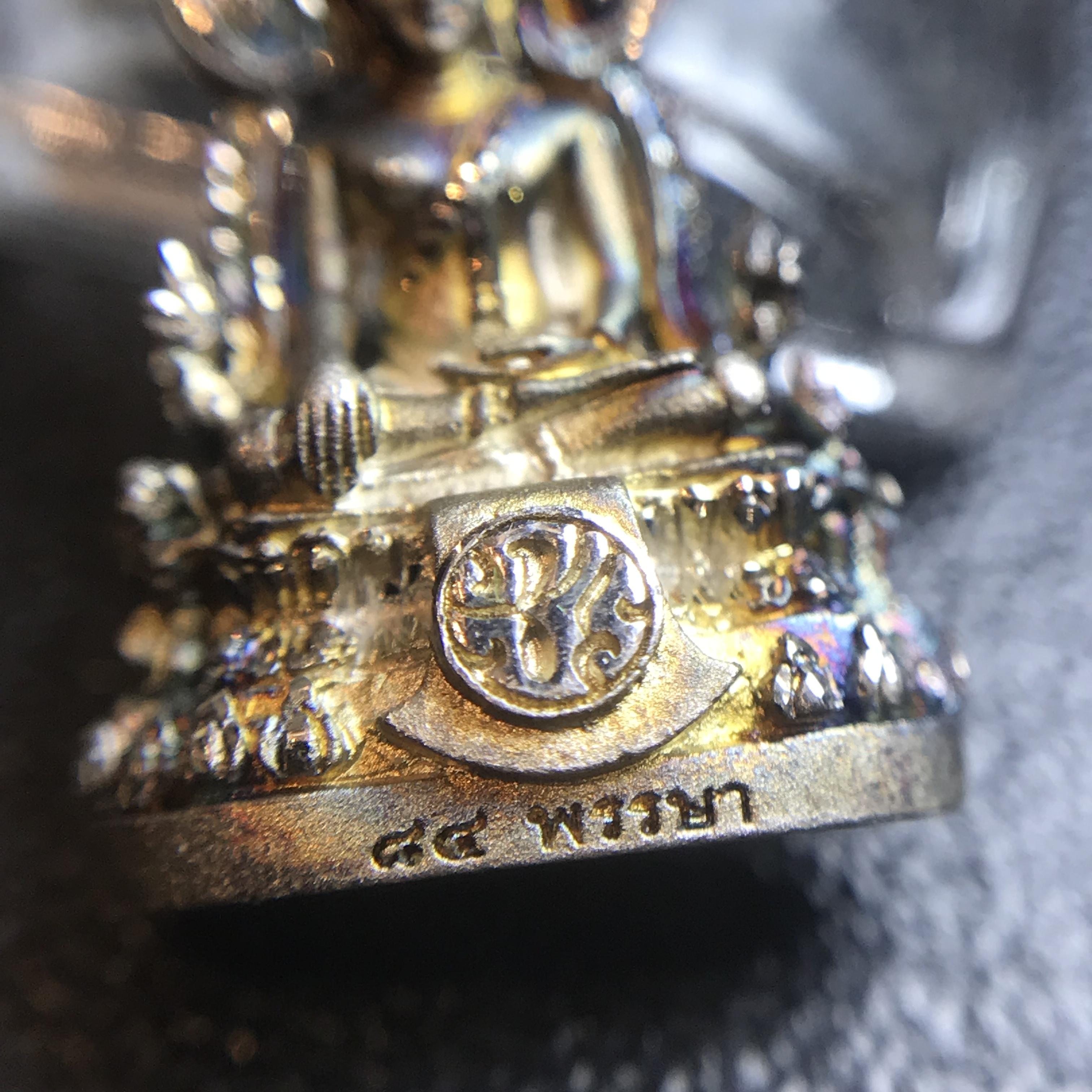 พระพุทธชินราช(จำลอง) ภปร 84 พรรษา เนื้อเงินชุบทองคำขาว พิมพ์เล็กขนาดหน้าตัก 1/4 นิ้ว สภาพผิวเดิมขึ้นผิวรุ้งสวยงาม