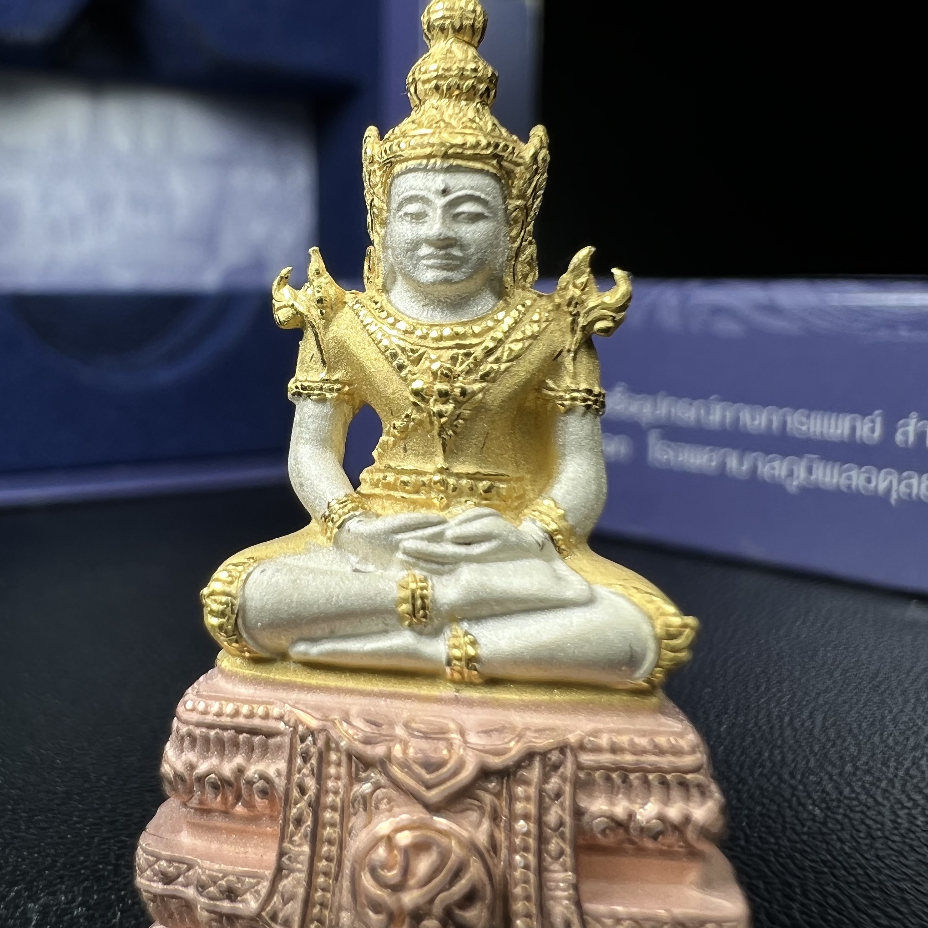 พระแก้วมรกต ภปร. ปี2547 จัดสร้างโดย รพ.ภูมิพลฯ เนื้อเงิน (3 กษัตริย์)ลอยองค์ หน้าตัก 1/2 นิ้ว งดงามทรงคุณค่าอีกหนึ่งรุ่นยอดนิยม หายาก