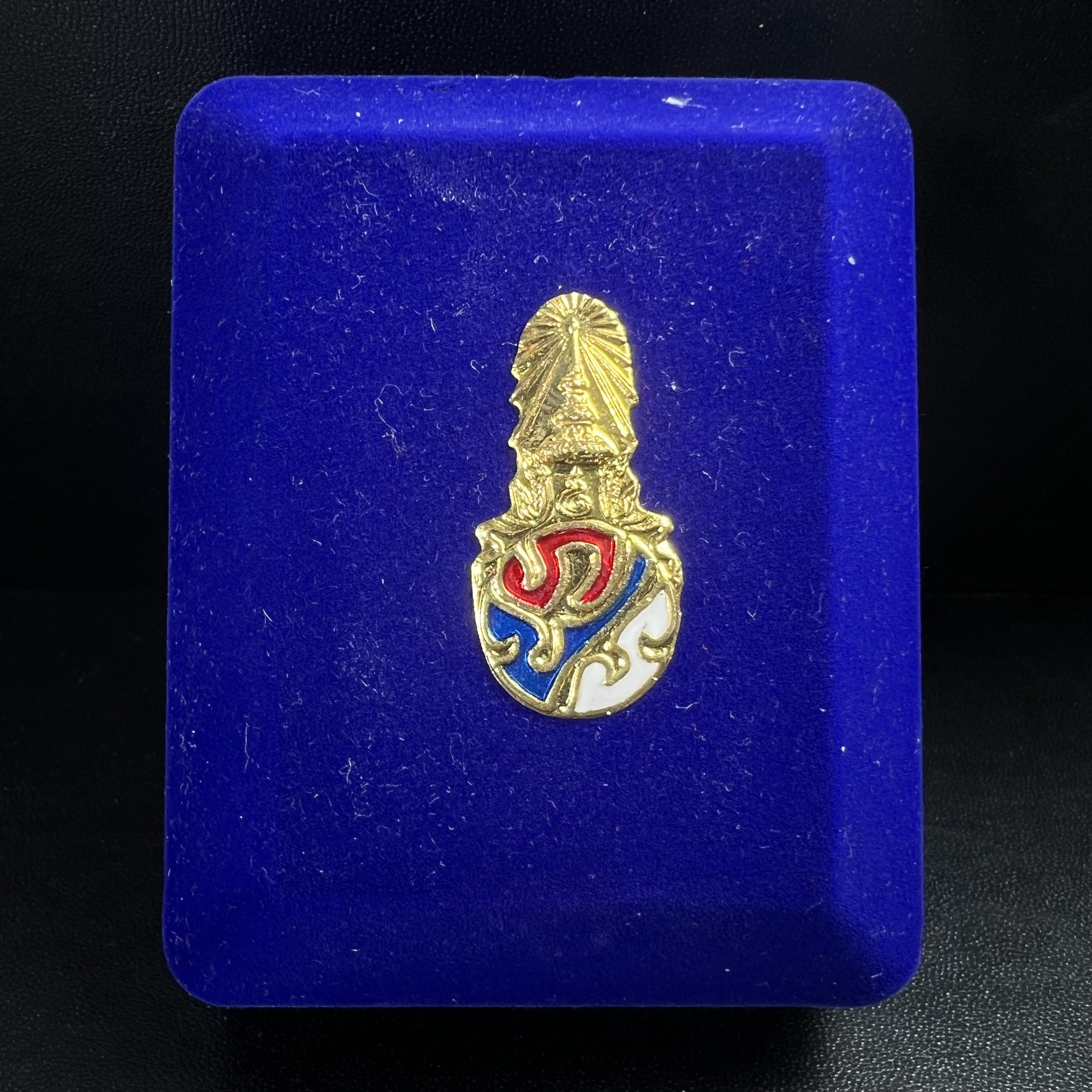 เหรียญพระพุทธสิงหธรรมมงคล ภปร. ปี 2547 ทรงหยดน้ำ ด้านหลังมี ภ.ป.ร. (ชนวนเก่า)เนื้อโลหะผสม ชุบทองเงา สูง 3.3ซม.พิธีใหญ่ มวลสารดี ปลุกเสกวัดพระแก้ว(งานเลี่ยมกรอบเดิมจากผู้จัดสร้างห่อหุ้มด้วยทองนพเกล้า)