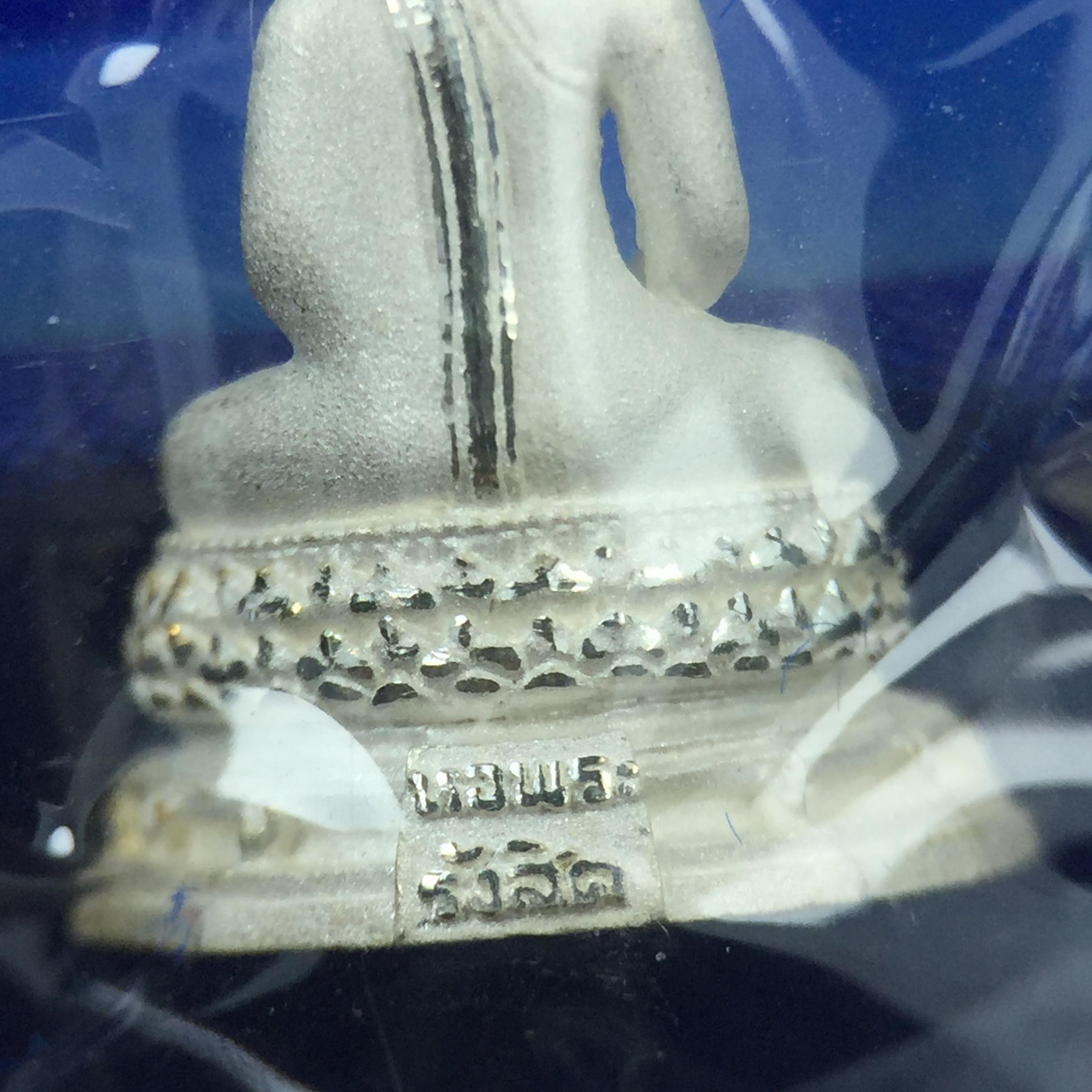 พระชัยวัฒน์พุทธสิหิงค์ ภปร. รุ่นสร้างหอพระธรรมศาสตร์ ปี2542 เนื้อเงิน(ผิวเดิม ซีนซองเดิม กล่องครบสวยสมบูรณ์) มหาพิธี 3วาระอันยิ่งใหญ่(ตอกโค๊ตและหมายเลข)1ใน 10000 องค์