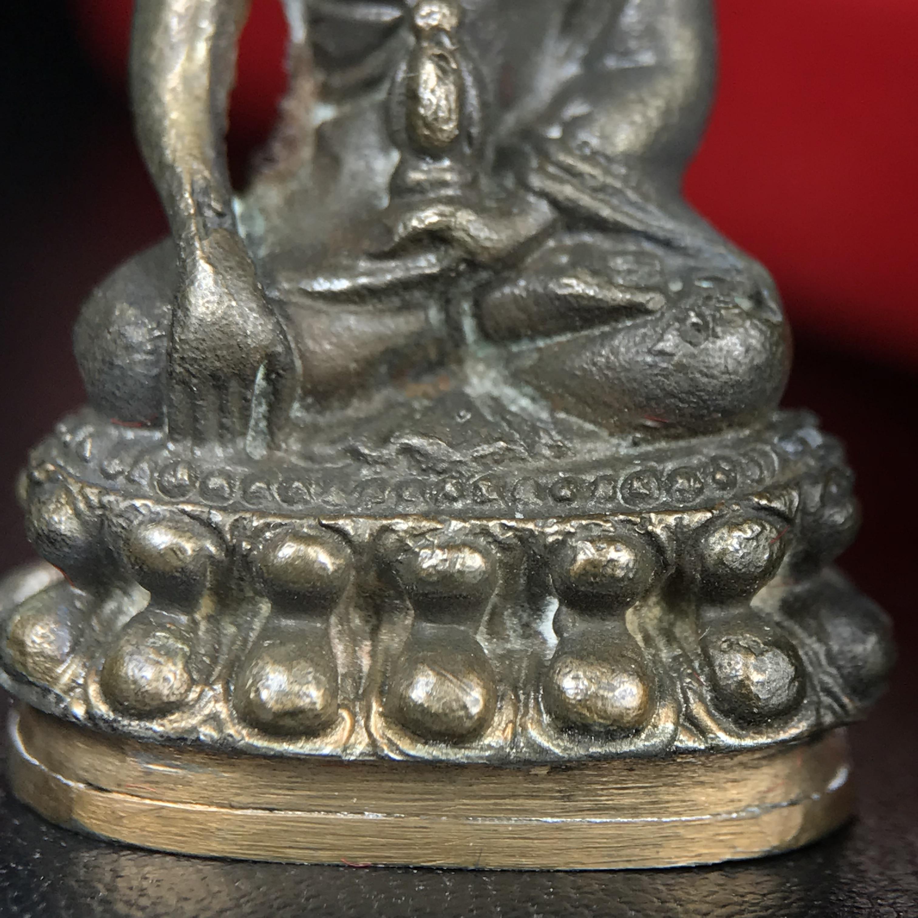 พระกริ่งศาสดา ภปร. วัดบวรนิเวศวิหาร ปี 2532 จัดสร้างในโอกาสสองทศวรรษรามาธิบดี เพื่อศูนย์การแพทย์สิริกิติ์ เนื้อนวโลหะ(ผิวเดิมสวยงาม) (พิธีใหญ่ มวลสารมงคล สวยงามเข้มขลัง)สมเด็จพระญาณสังวร สมเด็จพระสังฆราชฯเสด็จเททอง***ตอกโค๊ตหมายเลข ๑๑๑๖***