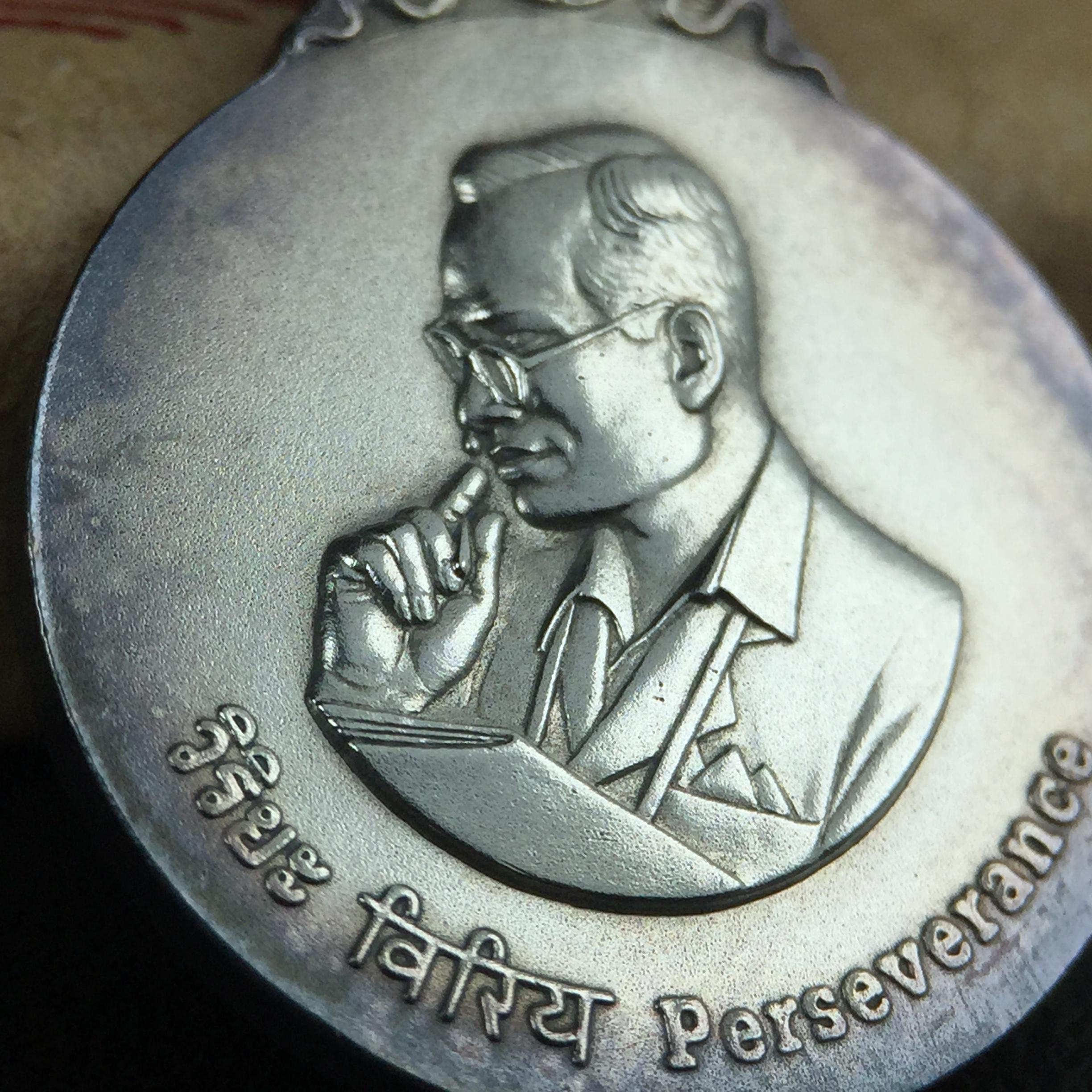 เหรียญพระมหาชนก ปี2542 พิมพ์เล็ก เนื้อเงินผิวเดิมสีรุ้งธรรมชาติแบบนิยม พร้อมหนังสือสภาพสวยครบชุด(เหรียญแห่งความเพียร)