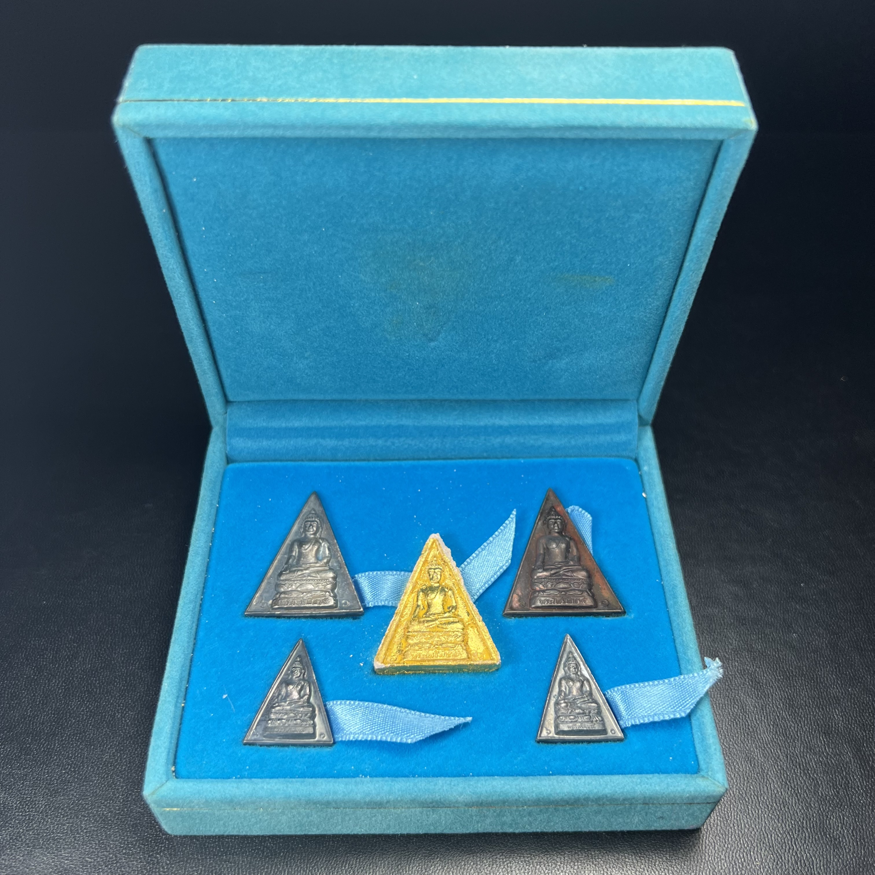 พระไพรีพินาศ สก. ปี 2535พิธีมหาพุทธาภิเษก ณ วัดบวรนิเวศวิหาร เฉลิมพระเกียรติ สมเด็จพระนางเจ้าสิริกิติ์ พระบรมราชินีนาถ พระบรมราชชนนีพันปีหลวง 5 รอบ 60 พรรษา12 สิงหาคม 2535 ชุดพิเศษ 5 รายการ ครบชุดพร้อมกล่องบรรจุเดิม