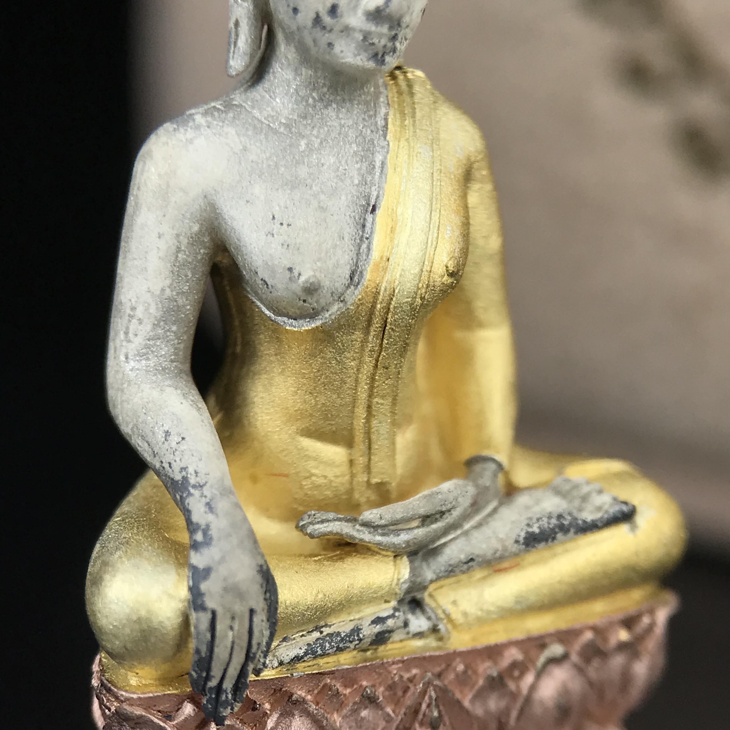 พระกริ่งพระพุทธนวราชบพิตร ตรากาญจนาภิเษกครองสิริราชสมบัติครบ 50 ปี รัชกาลที่9 ปี2540 เนื้อเงินสามกษัตริย์(ผิวเดิมสวย ครบ สมบูรณ์)พร้อมกล่องบรรจุเดิมครบ ชุดพระราชทาน(หายาก)