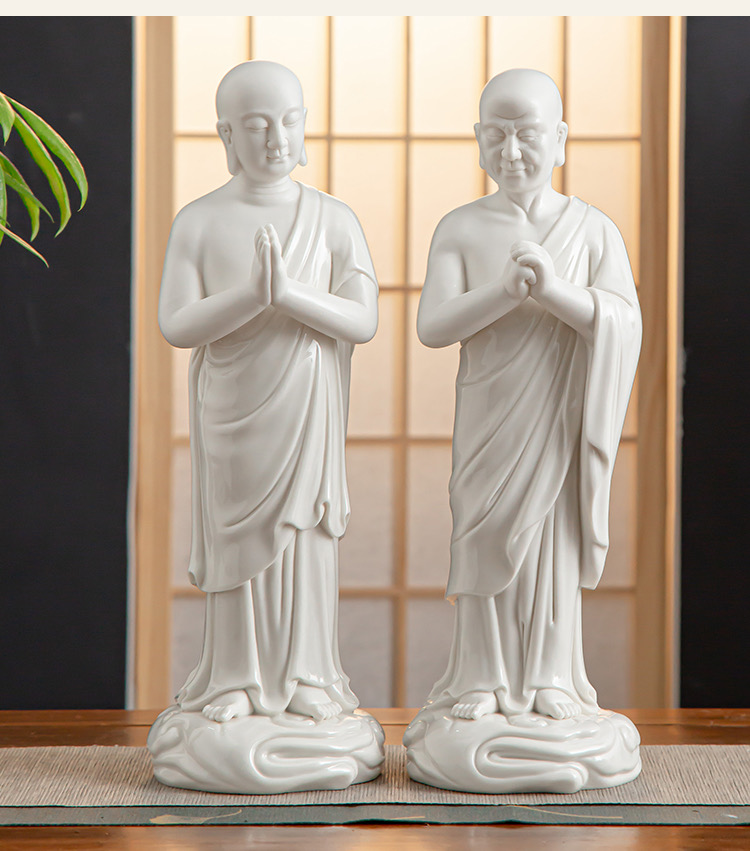 พระพุทธเจ้าและพระอัครสาวก พระมหากัสสปะและพระอานนท์ งานกระเบื้องฮกเกี้ยน สีขาวเคลือบเงา