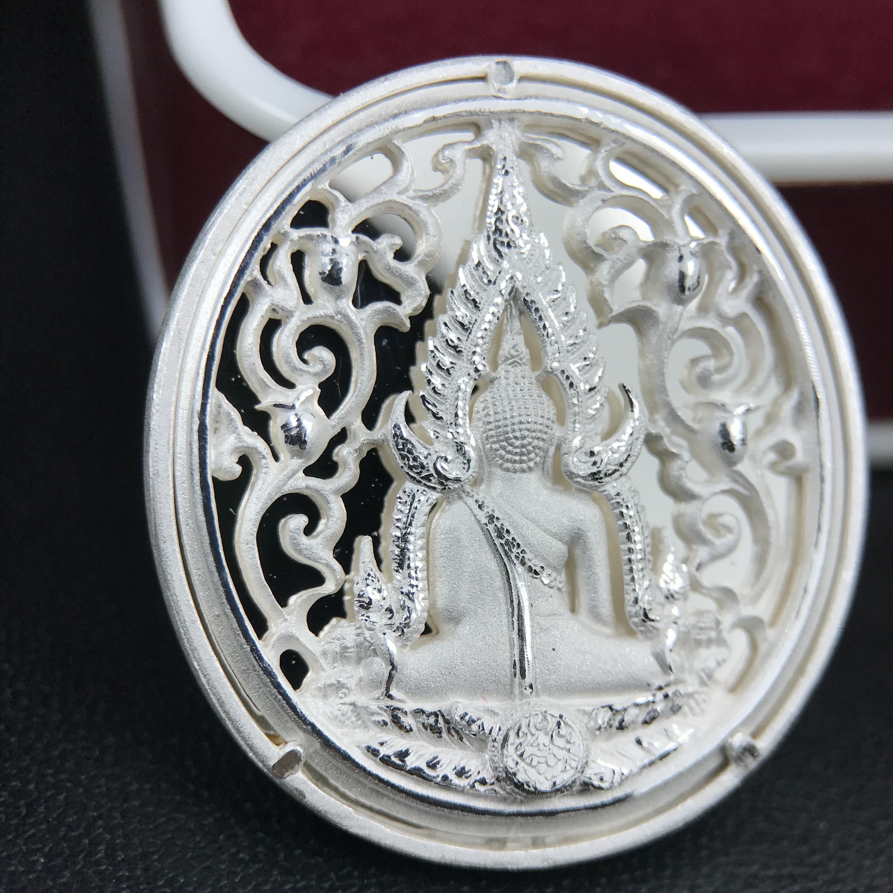 พระพุทธชินราช รุ่น ประวัติศาสตร์ มูลนิธิเพื่อตำรวจไทยจัดสร้าง ปี 2562 เนื้อเงินขัดเงา พิมพ์เหรียญรูปไข่ฉลุลายไทย พิมพ์ใหญ่ พระพุทธชินราช แบบจิวเวอร์รี่ (ขนาดสูง 2.9 ซม.) (สภาพ สวย ซีนซองเดิม กล่องบรรจุเดิมครบสมบูรณ์)