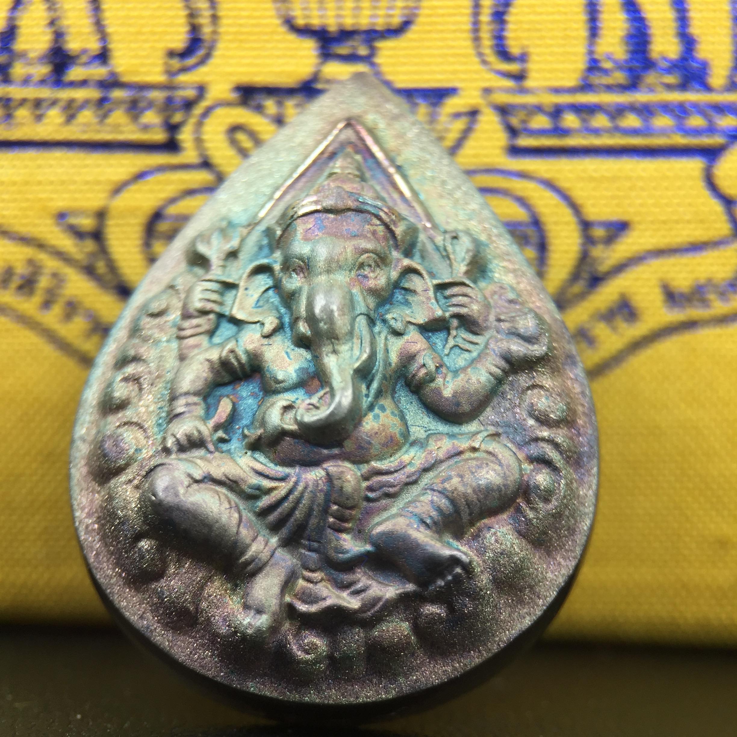 เหรียญพระพิฆเนศวร ญสส. ชุดกาญจนาภิเษกครองราชย์ 50 ปี พุทธศักราช 2538 พิมพ์ใหญ่(2.9 ซม.) เนื้อเงินผิวเดิมกลับดำขึ้นสีรุ้งเข้มขลังงดงามธรรมชาติสร้างสรรค์ สภาพสวยเดิมพร้อมกล่องบรรจุเดิม ตอกโค๊ดหมายเลขกำกับ(1ใน 5539องค์)