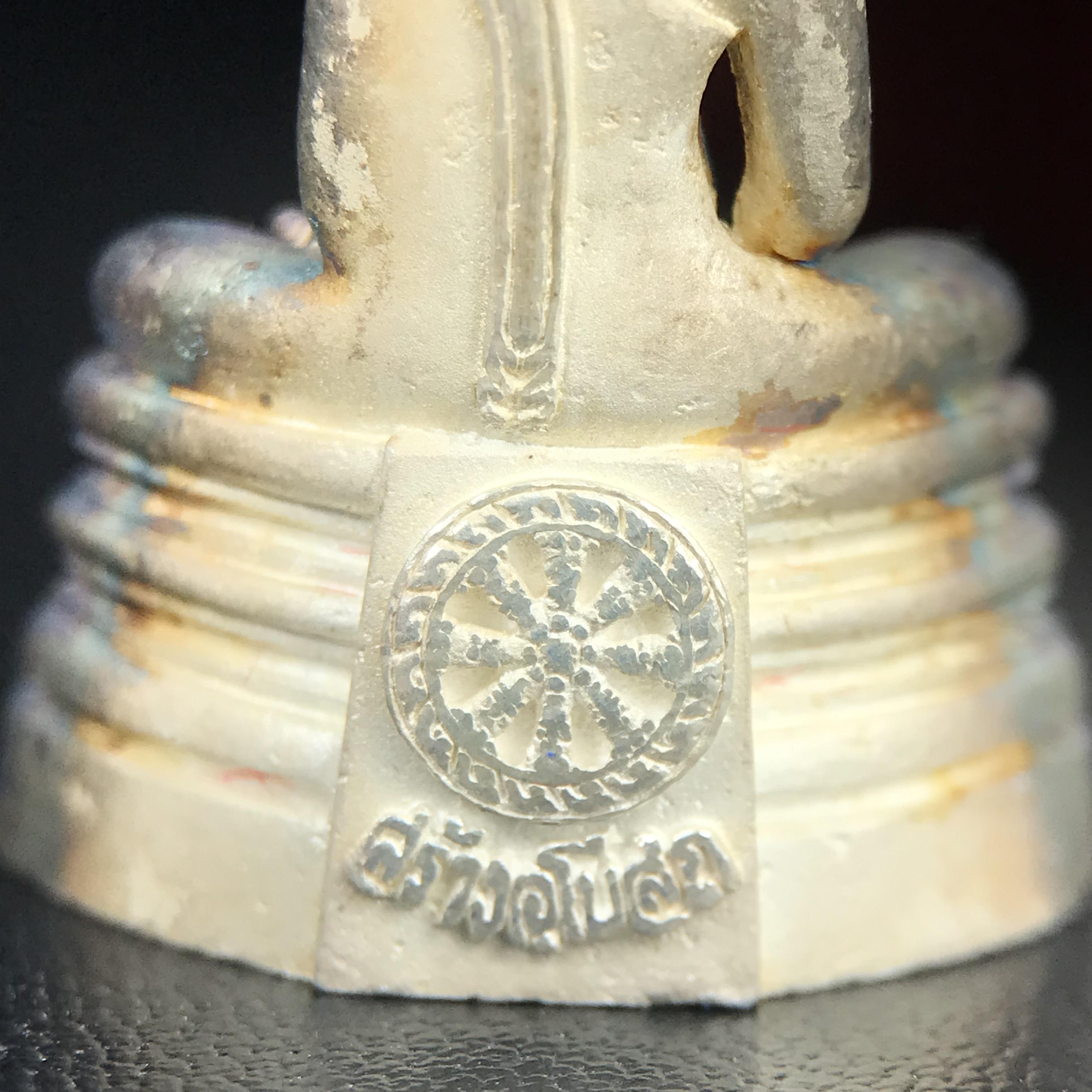 พระพุทธโสธร(หลวงพ่อโสธร) รุ่นสร้างอุโบสถ ปี2539 เนื้อเงินทรายนวลขัดเงาบางส่วน ลอยองค์พิมพ์ใหญ่ สภาพสวยกล่องบรรจุเดิมครบสมบูรณ์(งานแพรนด้า จิวเวลรี่)สวยงดงาม(เนื้อเงินผิวเดิมรุ้งสวยสวย องค์หมายเลขสวย ๒๒๒๒๕)