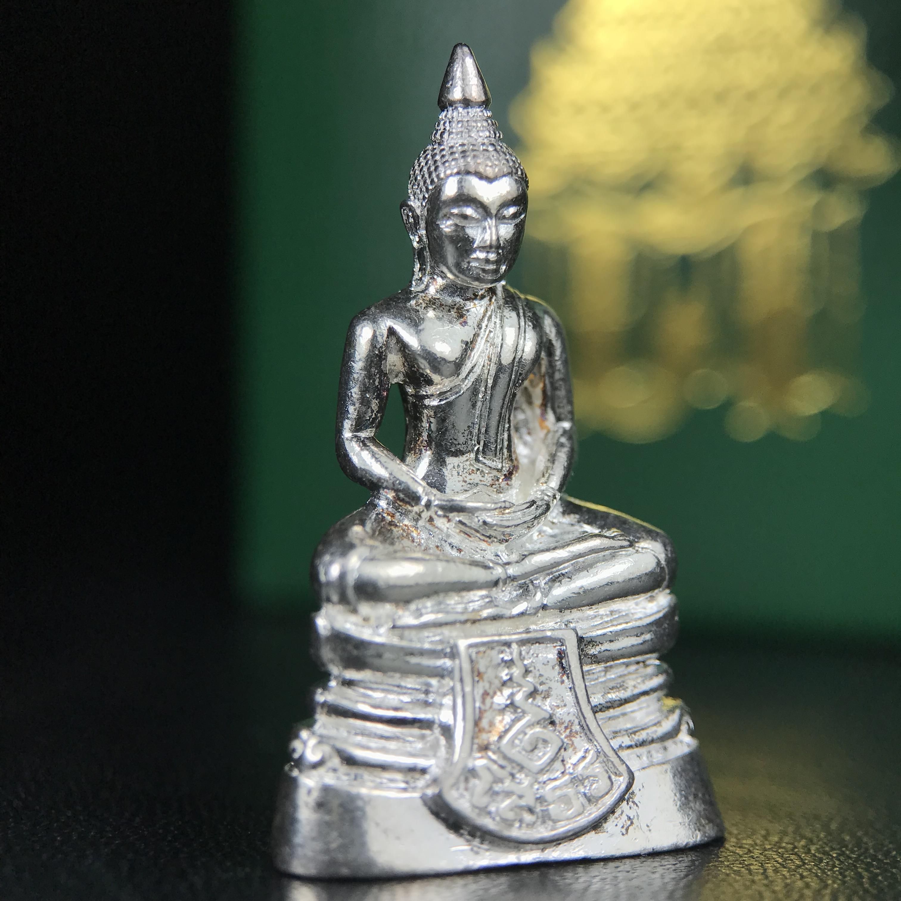 พระพุทธโสธร รุ่น กศก. 120 ปี เนื่องในโอกาสครบ 120 ปี กรมศุลกากร กระทรวงการคลัง จัดสร้าง ปี 2537 เนื้อเงินบริสุทธิ์ 99.9% ผิวขัดเงา(งานบริษัท แพรนด้า จิวเวลรี่)สวยงดงาม ทรงคุณค่า