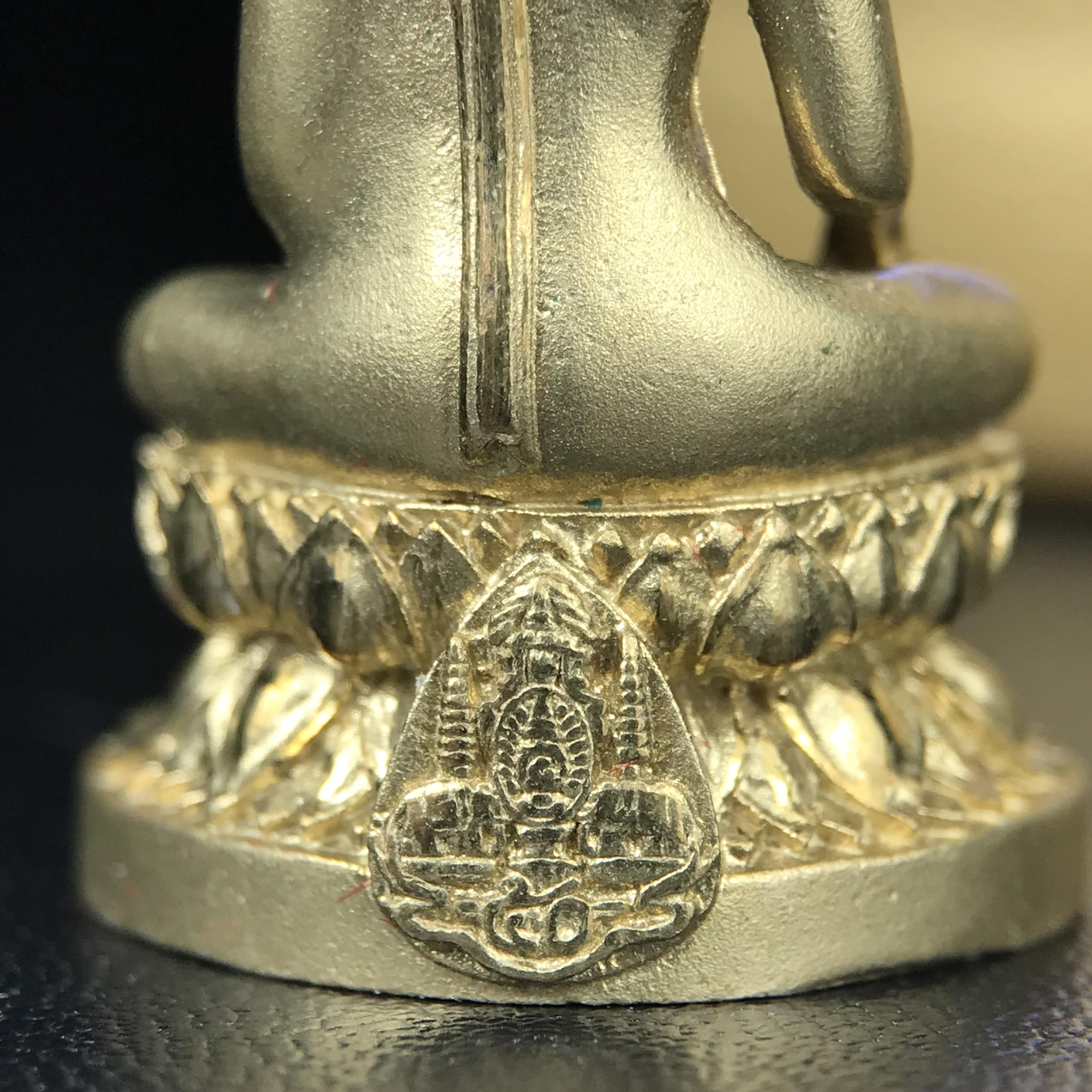 พระกริ่งพระพุทธนวราชบพิตร ตรากาญจนาภิเษกครองสิริราชสมบัติครบ 50 ปี รัชกาลที่ 9 ปี 2540 เนื้อทอง93(หายากพบเจอน้อยมาก) ขนาดสูง 3.2 ซม. พุทธศิลป์สวยงดงามและพิธีใหญ่วัดพระแก้ว(พุทธนวราชบพิตร นิมิตรหมายแห่งความสามัคคี ด้วยไมตรีแห่งองค์พระภูมิพล)