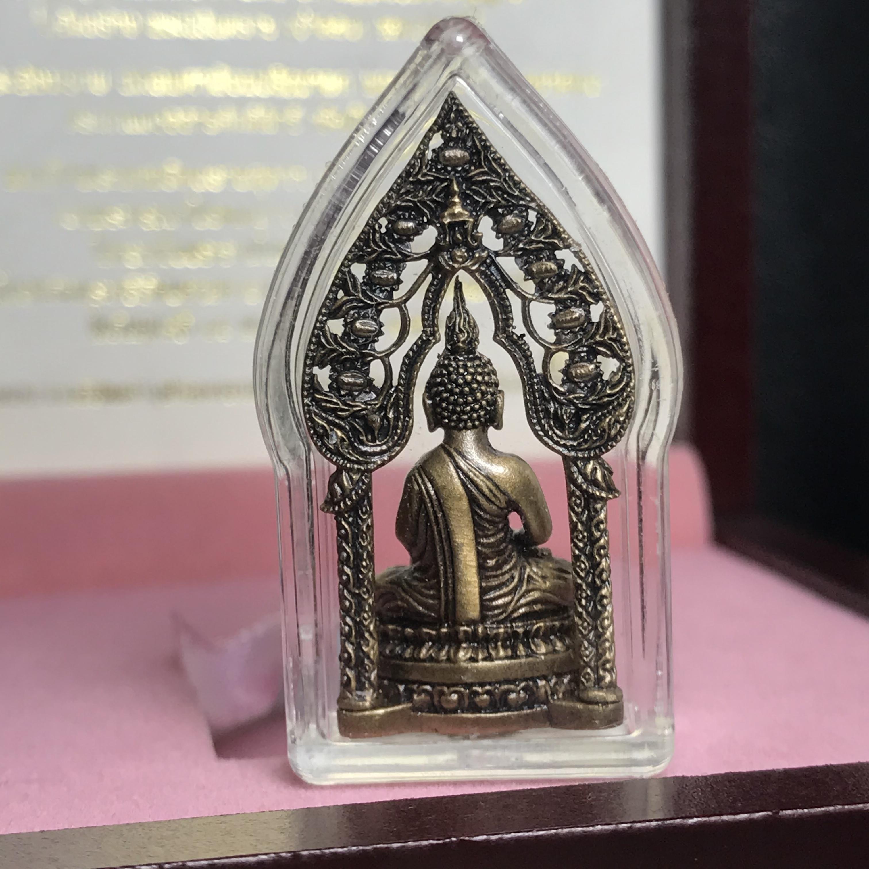 พระนิรันตรายสองกษัตริย์ มหาพุทธานุภาพแห่งแผ่นดิน ปี2552 "พระผู้ปกป้องคุ้มครองจากภัยอันตรายทั้งปวง"พระกริ่งเนื้อนวโลหะรมดำ หน้าตัก 1/2 นิ้ว พร้อมกล่องบรรจุเดิมครบชุด(1 ใน 9999 องค์)