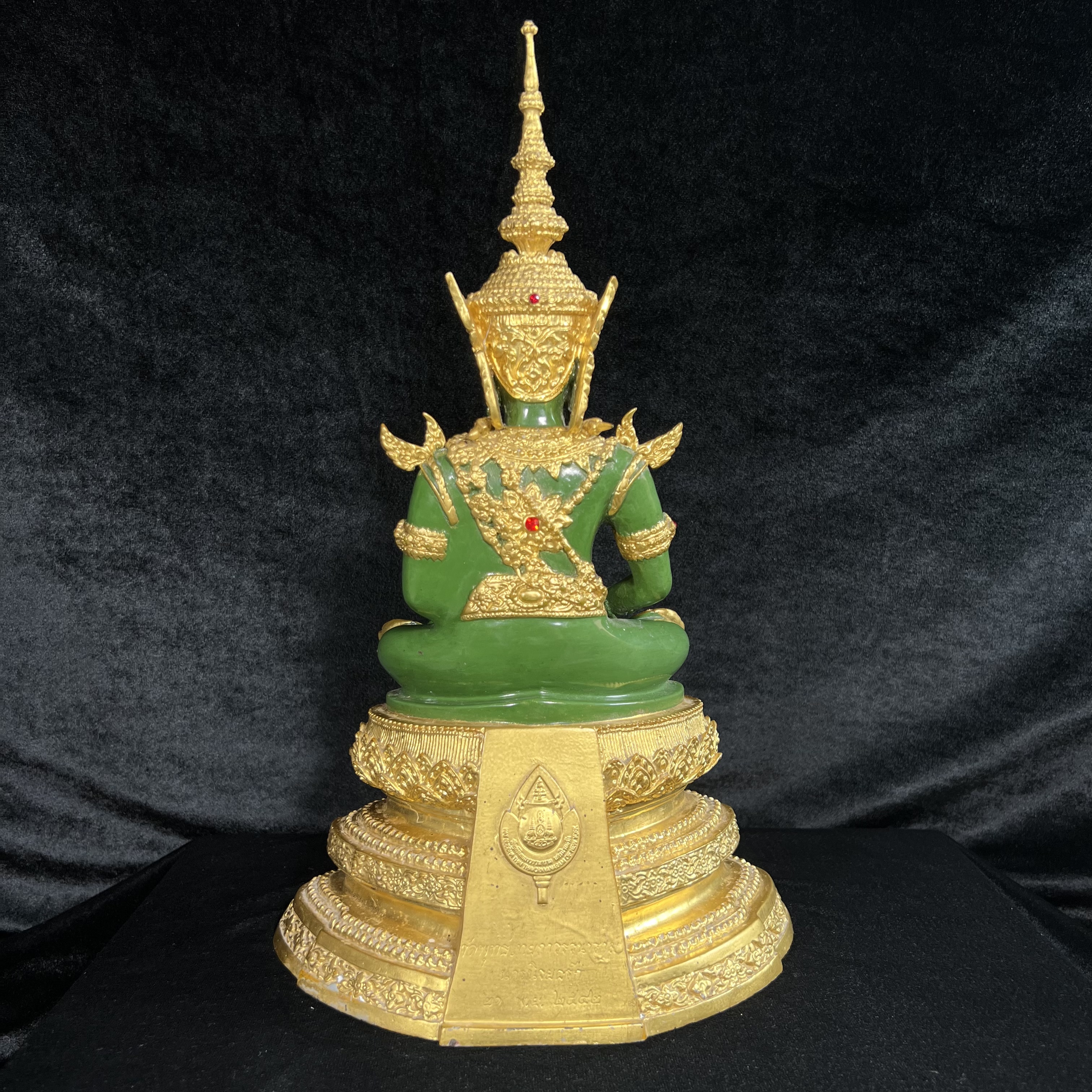 พระพุทธมหามณีรัตนปฏิมากร (จำลอง)พระแก้วมรกต วัดพุทธไทยถาวรวนาราม นครนิวยอร์ก ตรา ภปร. 6รอบ 72พรรษา ในหลวงรัชกาลที่9 ปี2542 ขนาดบูชาหน้าตัก 5นิ้ว หล่อเนื้อโลหะ(ในหลวงรัชกาลที่9 เสด็จเจิมพระสุหร่าย)(1ใน999องค์)