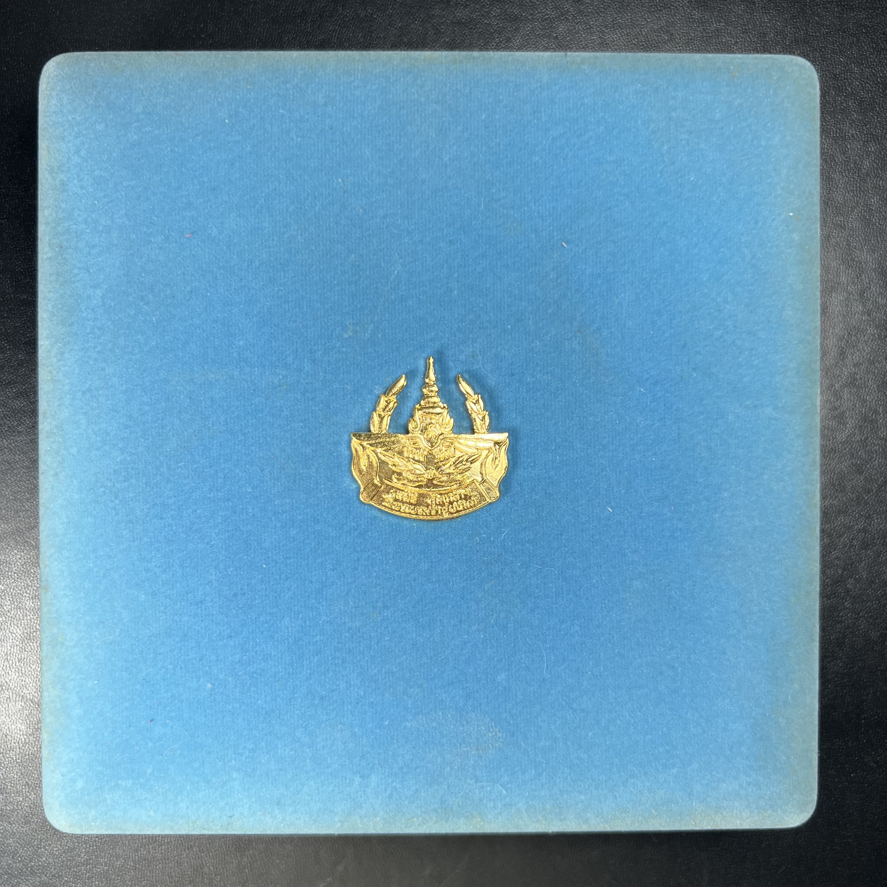 วัตถุมงคลคุ้มเกล้าฯ มหามงคลเฉลิมพระชนมพรรษา 6 รอบ รัชกาลที่ 9 ชุดพิเศษกรรมการ(หายาก) (ในหลวงรัชกาลที่9 ทรงจุดไฟพระฤกษ์และเททอง พิธีใหญ่)ยอดนิยมหายาก