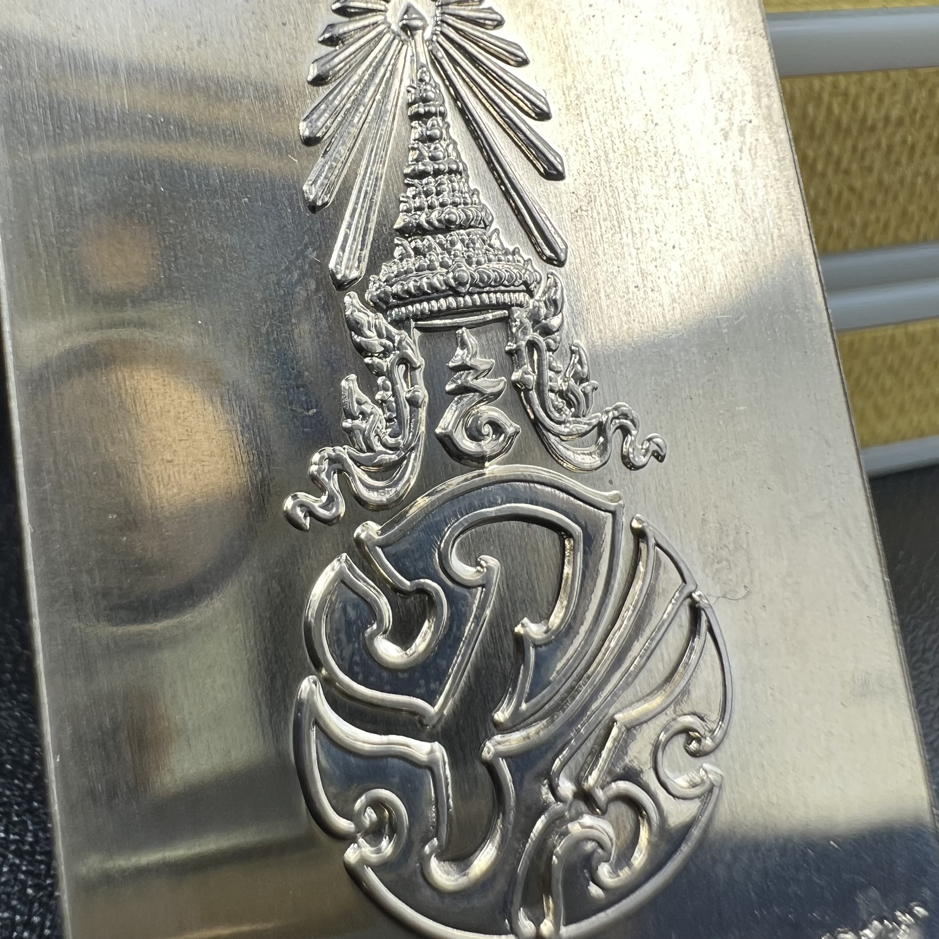 พระพุทธชินสีห์ หลังตรา ปรมาภิไธยย่อ ภปร. ในวโรกาสเฉลิมพระชมพรรษาในหลวงรัชกาลที่9 ครบ 7 รอบ และ ที่ระลึกสมโภชวัดบวรนิเวศวิหารครบ 175 ปี พ.ศ.2554 เหรียญเนื้อเงิน พิมพ์ใหญ่ ขนาดสูง 3.8 ซม. พร้อมกล่องบรรจุเดิมพระราชทาน(1 ใน 1585 เหรียญ)หายาก