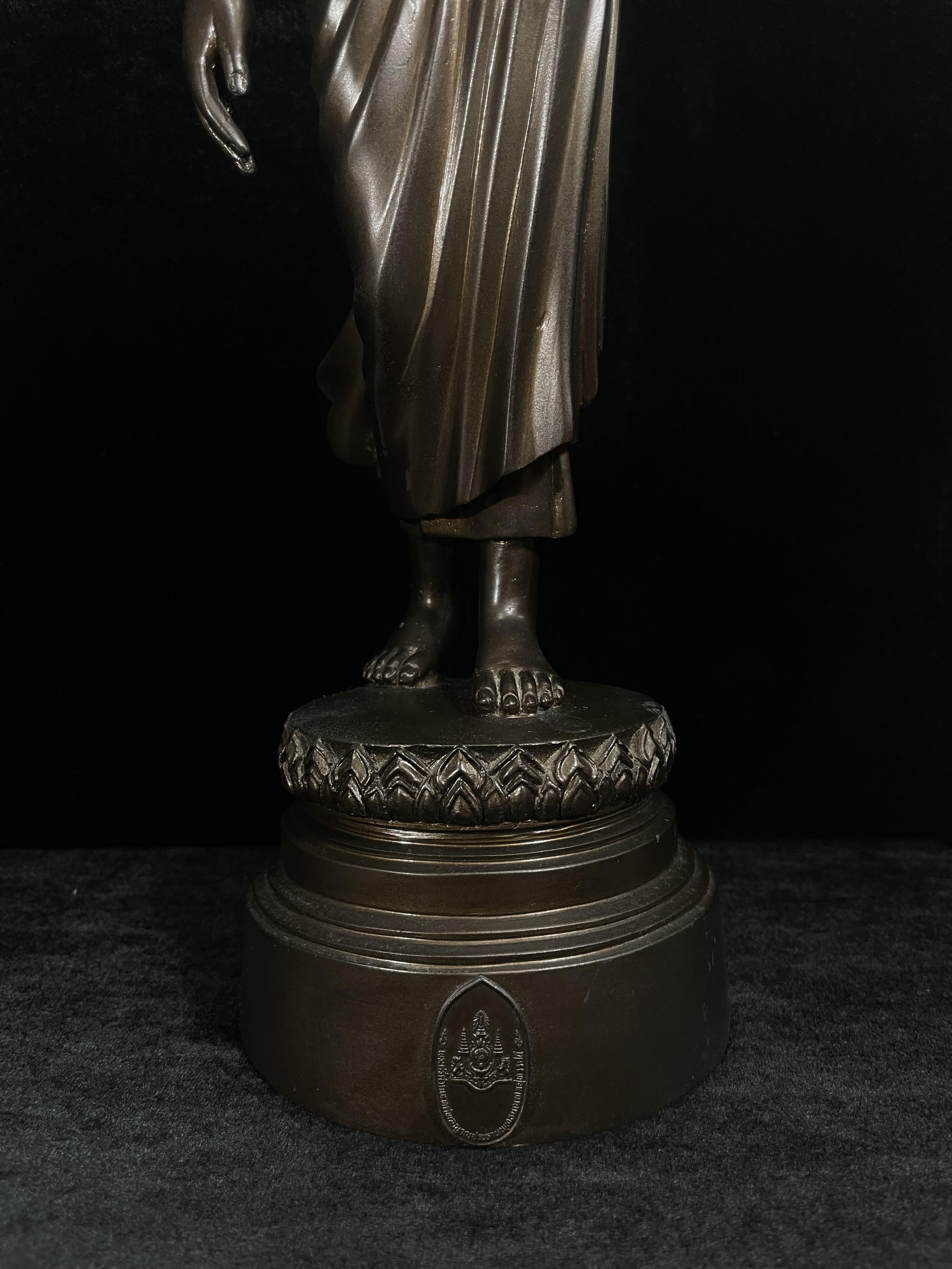 พระบูชา 25พุทธศตวรรษ พระศรีศากยะทศพลญาณ ประธานพุทธมณฑลสุทรรศน์ ปี2530 ตราสัญลักษณ์ ในมหาวาระพระชนมพรรษา ครบ 5 รอบ 60 พรรษา เมื่อ 5 ธันวาคม ปี 2530 หมายเลข (๑๕)๔๐๕ (เลขสวยผลรวมได้ 9 เจริญก้าวหน้าในทุกๆด้าน) ขนาดความสูง 15 นิ้ว รวมฐานสูง 18 นิ้ว(นิยมหายาก)