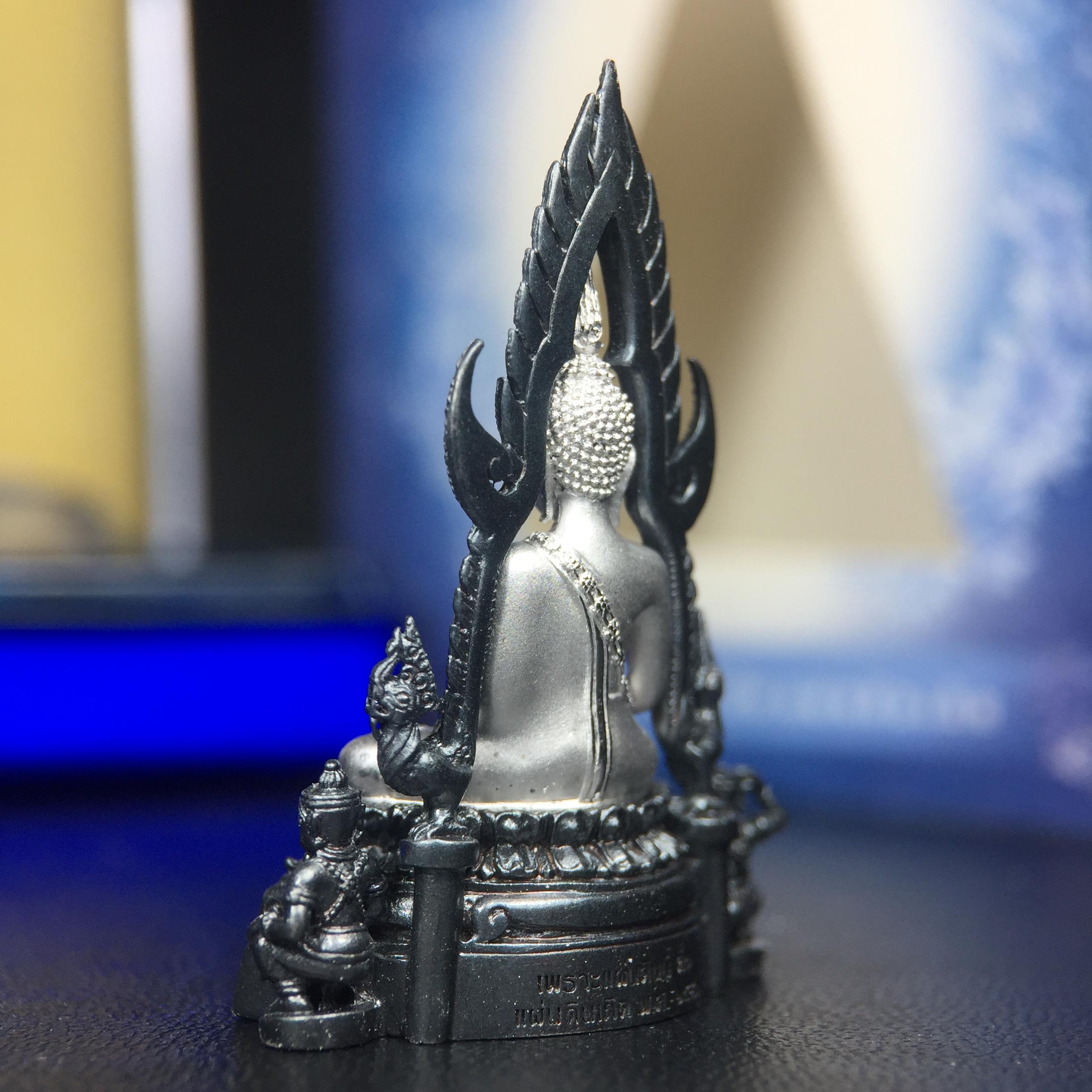 พระพุทธชินราช ภปร. โครงการ เพราะแผ่นดินนี้คือแผ่นดินเกิด เนื้อเงินชุบทองคำขาวซุ้มรมดำ ปี2551 ขนาดหน้าตัก1/2นิ้ว(3.5*2.5 ซม.) (สวยงามหายาก)1ใน 5000 องค์