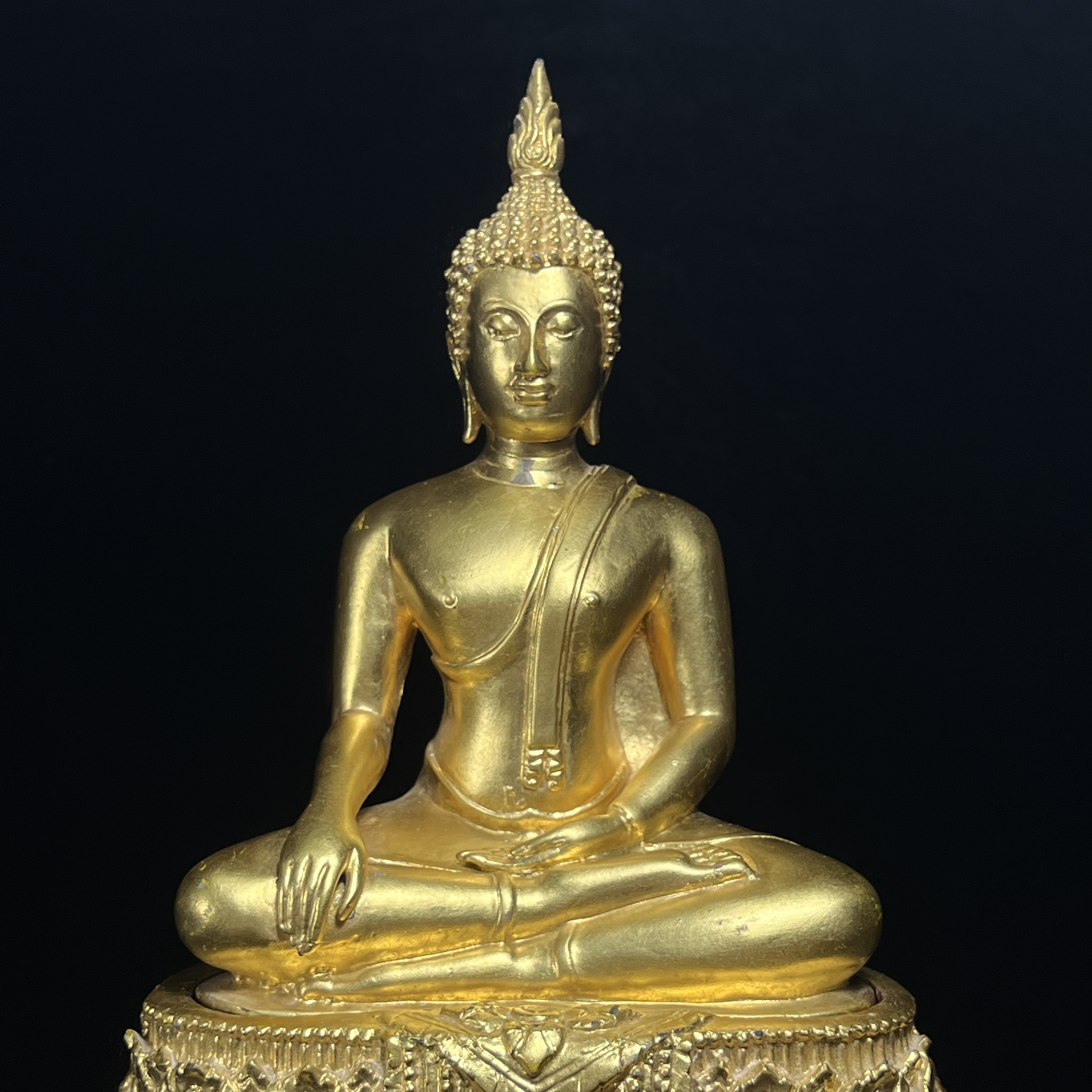 พระพุทธสิงหธรรมมงคล ภปร. รุ่นแรก พุทธสมาคมแห่งประเทศไทย ในพระบรมราชูปถัมภ์ จัดสร้าง ปี2547 เนื้อโลหะผสมปิดทอง หน้าตัก 5 นิ้ว(1 ใน 1999 องค์)หายาก