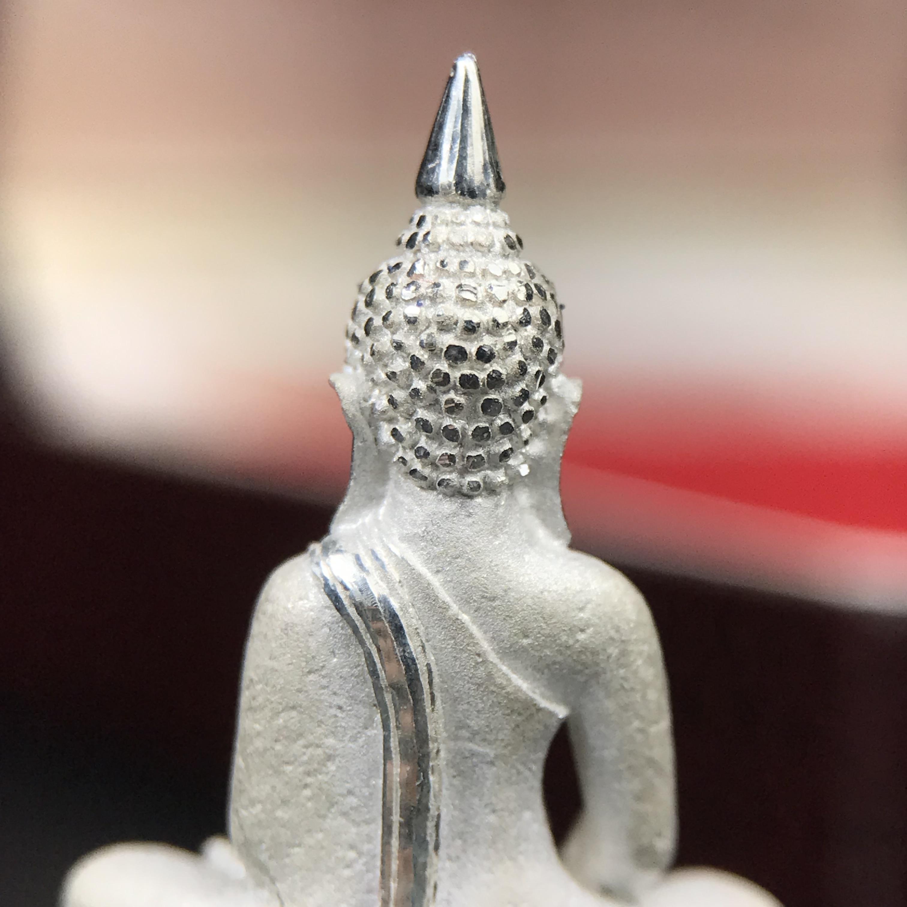 พระพุทธโสธร(หลวงพ่อโสธร) รุ่นสร้างอุโบสถ ปี2539 เนื้อเงินทรายนวลขัดเงาบางส่วน ลอยองค์พิมพ์ใหญ่ สภาพสวยกล่องบรรจุเดิมครบสมบูรณ์(งานแพรนด้า จิวเวลรี่)สวยงดงาม