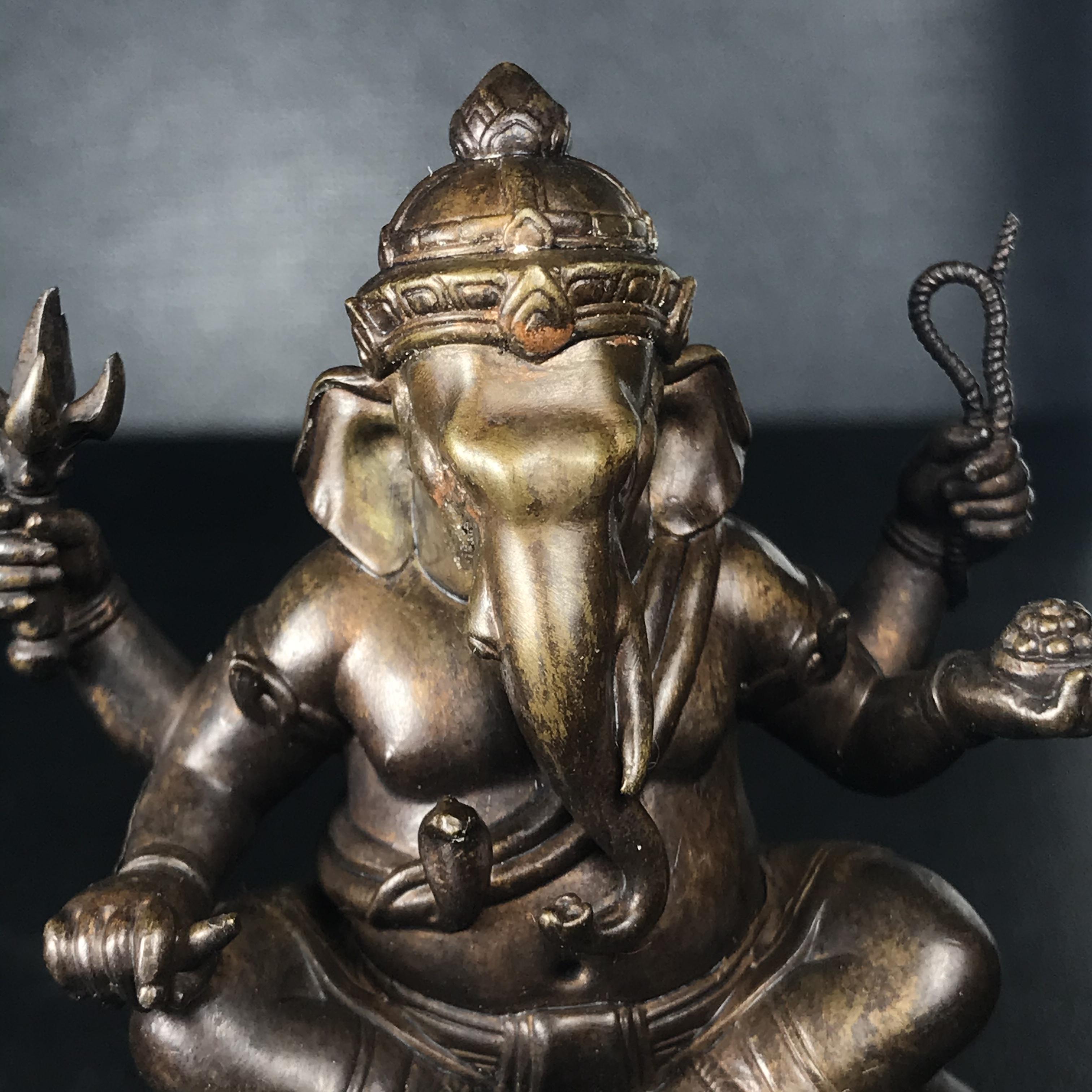 พระพิฆเนศวร รุ่น 108 แห่งการสถาปนากรมศิลปากร ปี 2562 ขนาดบูชาหน้าตัก 1.5 นิ้ว เนื้อทองเหลืองรมดำ (พิธีใหญ่ มวลสารดี)(เลขนัมเบอร์ 207 (ผลรวมได้เก้าเป็นมงคล))1 ใน 1999 องค์