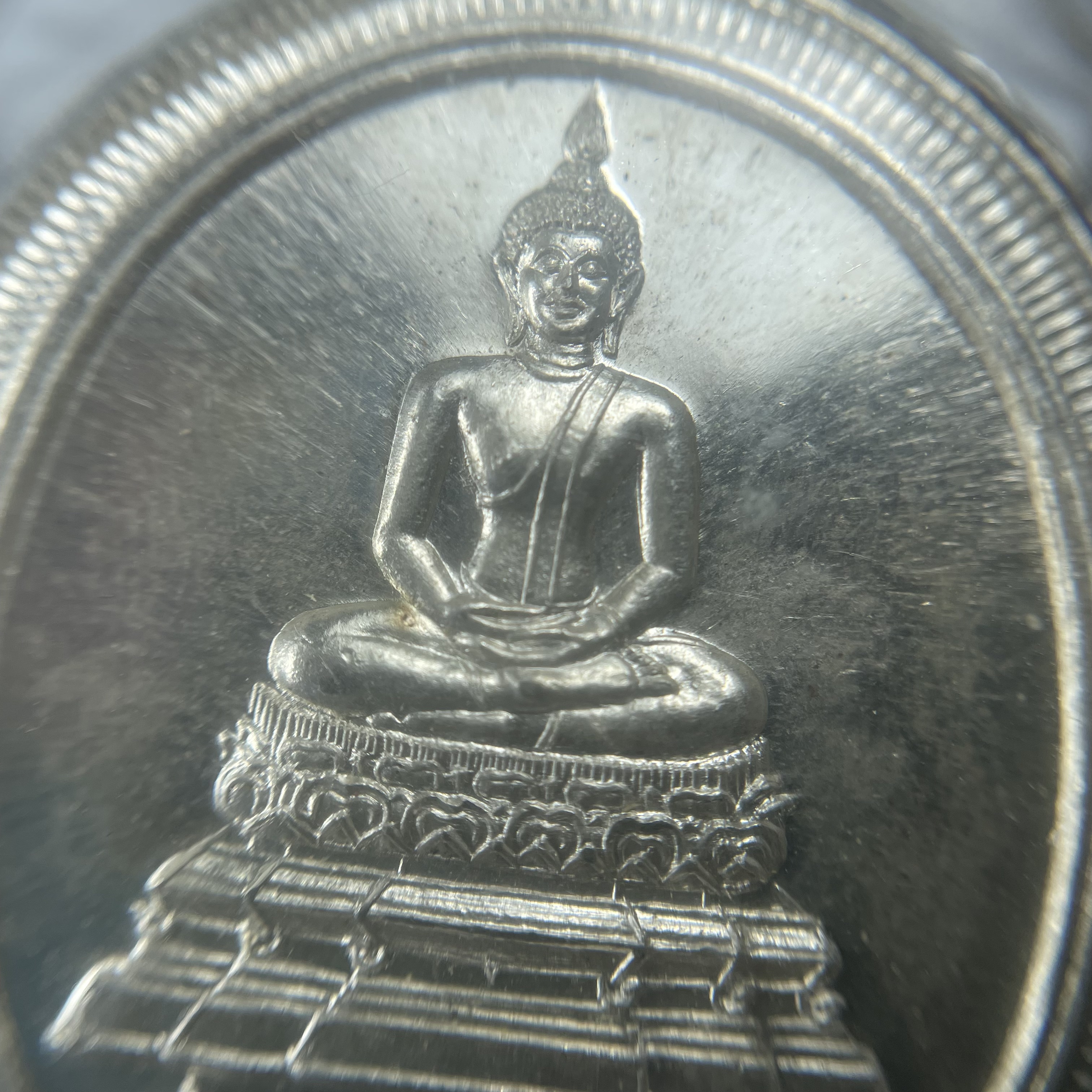 เหรียญพระพุทธสิหิงค์ ภปร. รุ่นมหาลัยธรรมศาสตร์ 60ปี พ.ศ.2537 พิมพ์ใหญ่+พิมพ์เล็ก เนื้อเงินผิวเดิม(ในหลวงรัชกาลที่9เสด็จในพิธี)(หลวงตามหาบัวร่วมปลุกเสก)