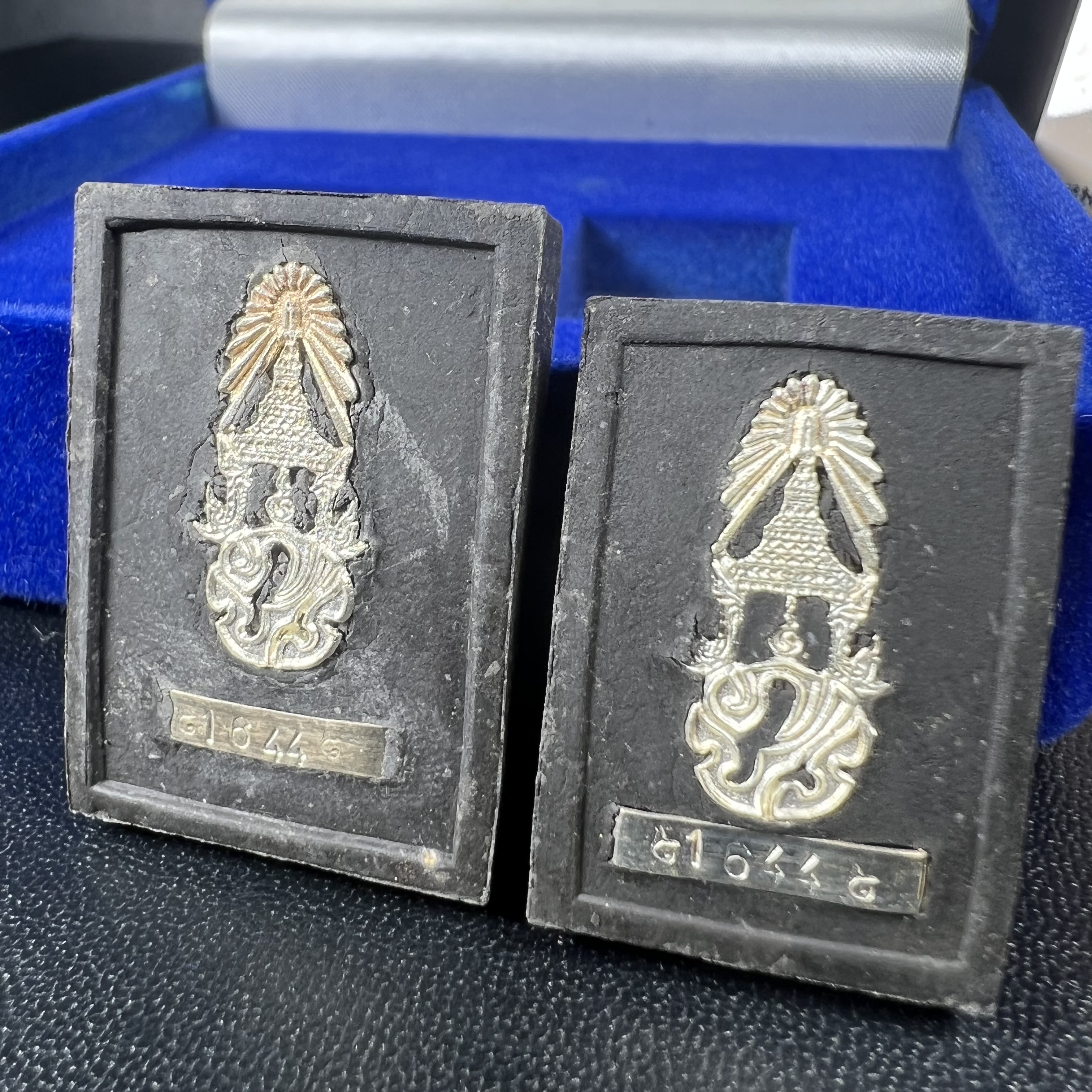 พระหลวงปู่ทวด ภปร. ปี 2547 พิมพ์สี่เหลี่ยมใหญ่-เล็ก(2องค์)เนื้อว่านดำหลัง ภปร. เงิน(หายาก1ใน1999ชุด)พิธีใหญ่ มวลสารดี ปลุกเสกวัดพระแก้ว