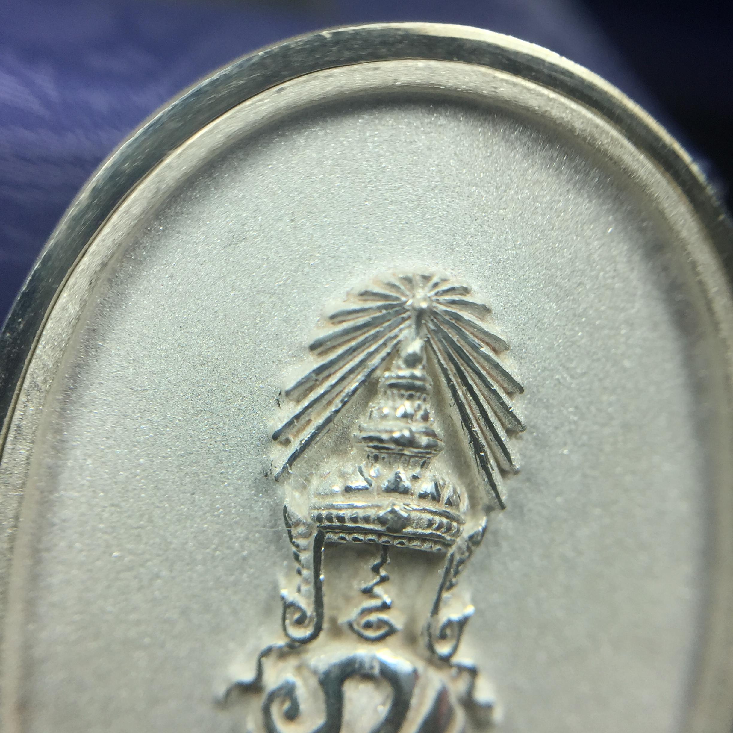 พระแก้วมรกต ภปร. ปี2547 จัดสร้างโดย รพ.ภูมิพลฯ เนื้อเงิน เหรียญทรงกลมรี(1ใน3000องค์)