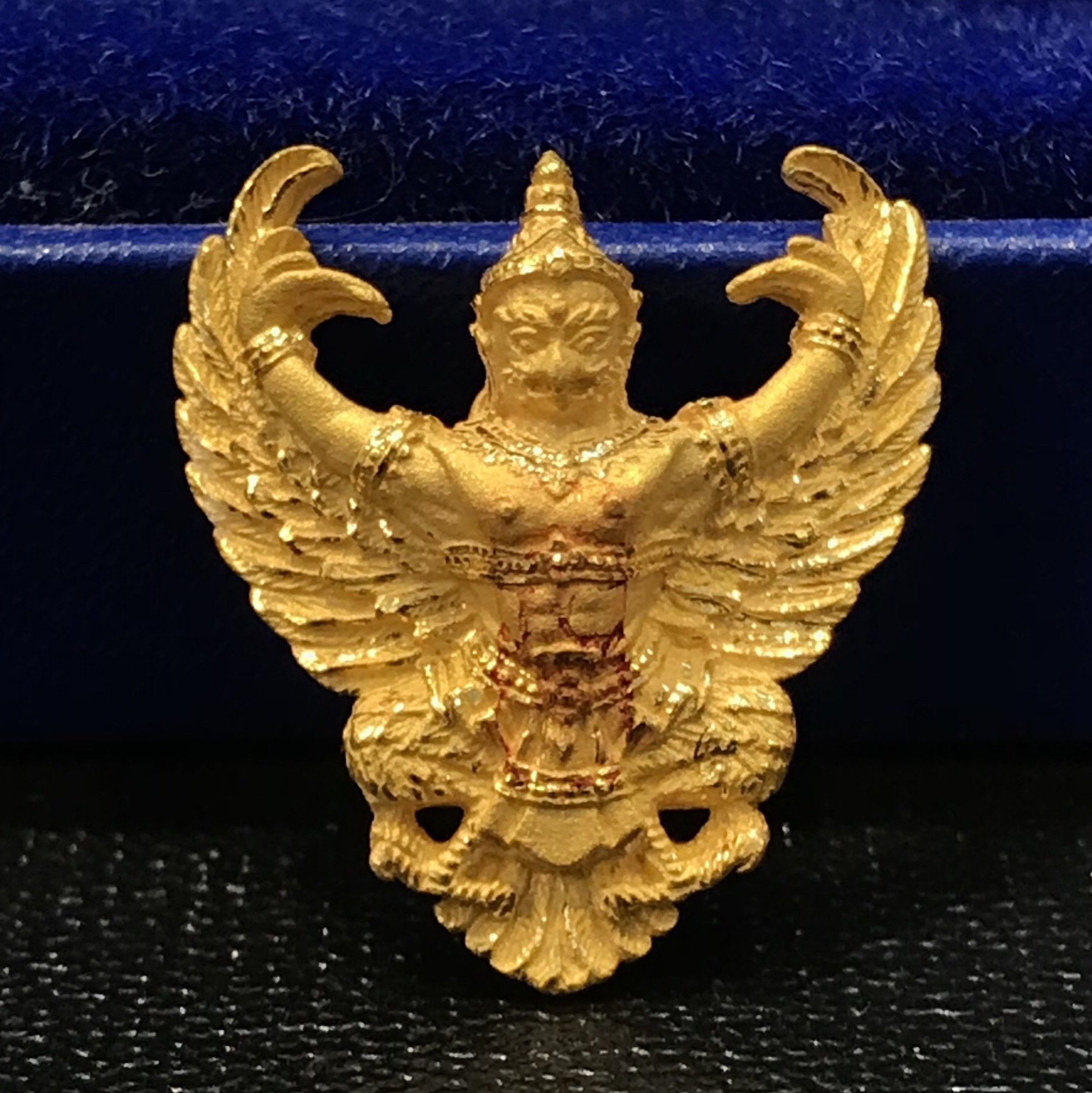 องค์พญาครุฑ รุ่นมหาเศรษฐี วัดโพธิ์ทอง ปี 2540 เนื้อทองคำ พิมพ์เล็ก