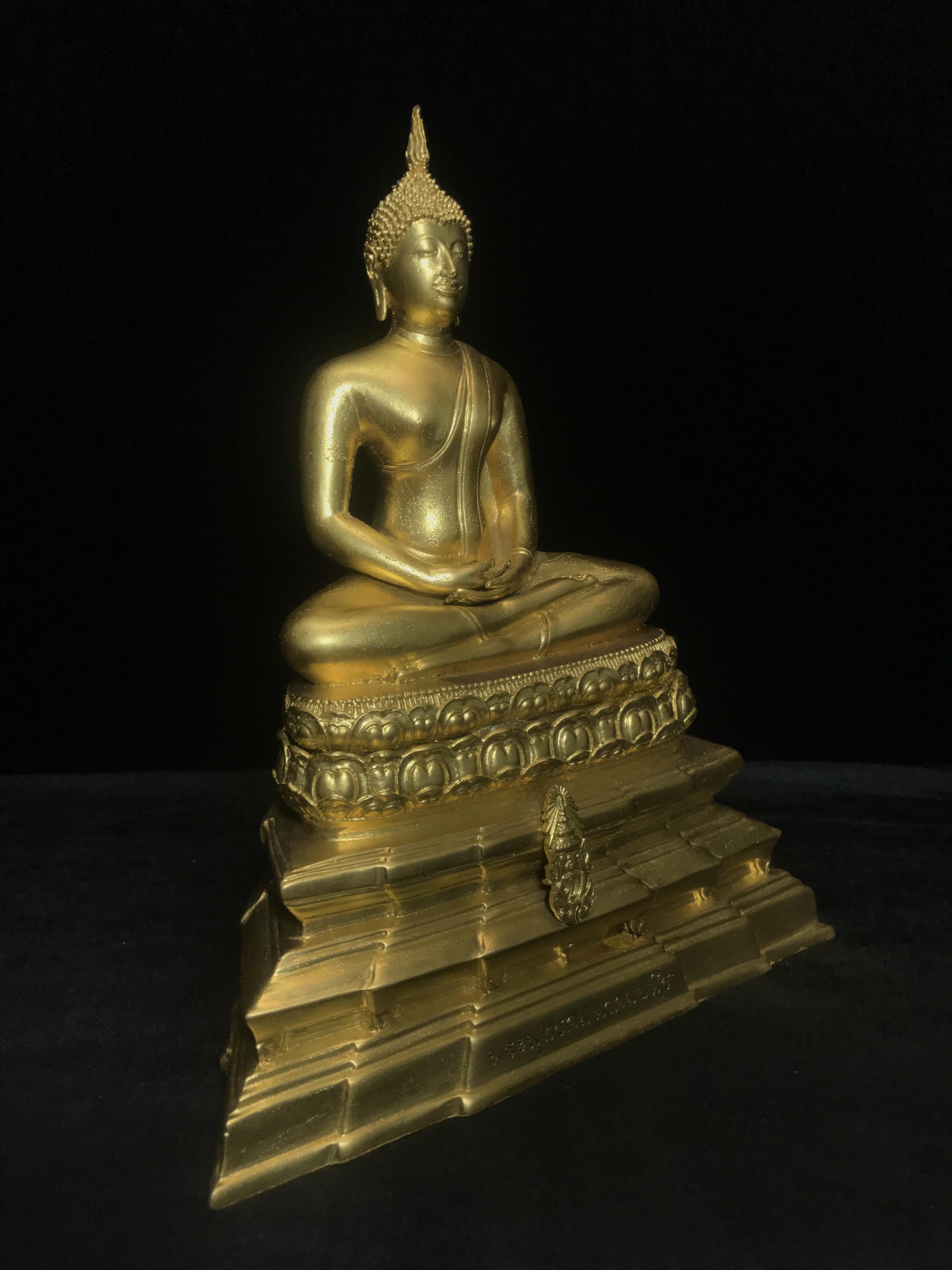 พระพุทธคมนาคมบพิธ (พระพุทธสิหิงค์จำลอง)(พระพุทธรูปประจำกระทรวงคมนาคม) ตรา ภปร. ครบรอบ 84 ปี กระทรวงคมนาคม พ.ศ.2539 เนื้อลำอู่แดงลงรักปิดทอง หน้าตัก 5 นิ้ว ปลุกเสก ณ วัดพระแก้ว พิธีใหญ่(1 ใน 3000 องค์)หายาก