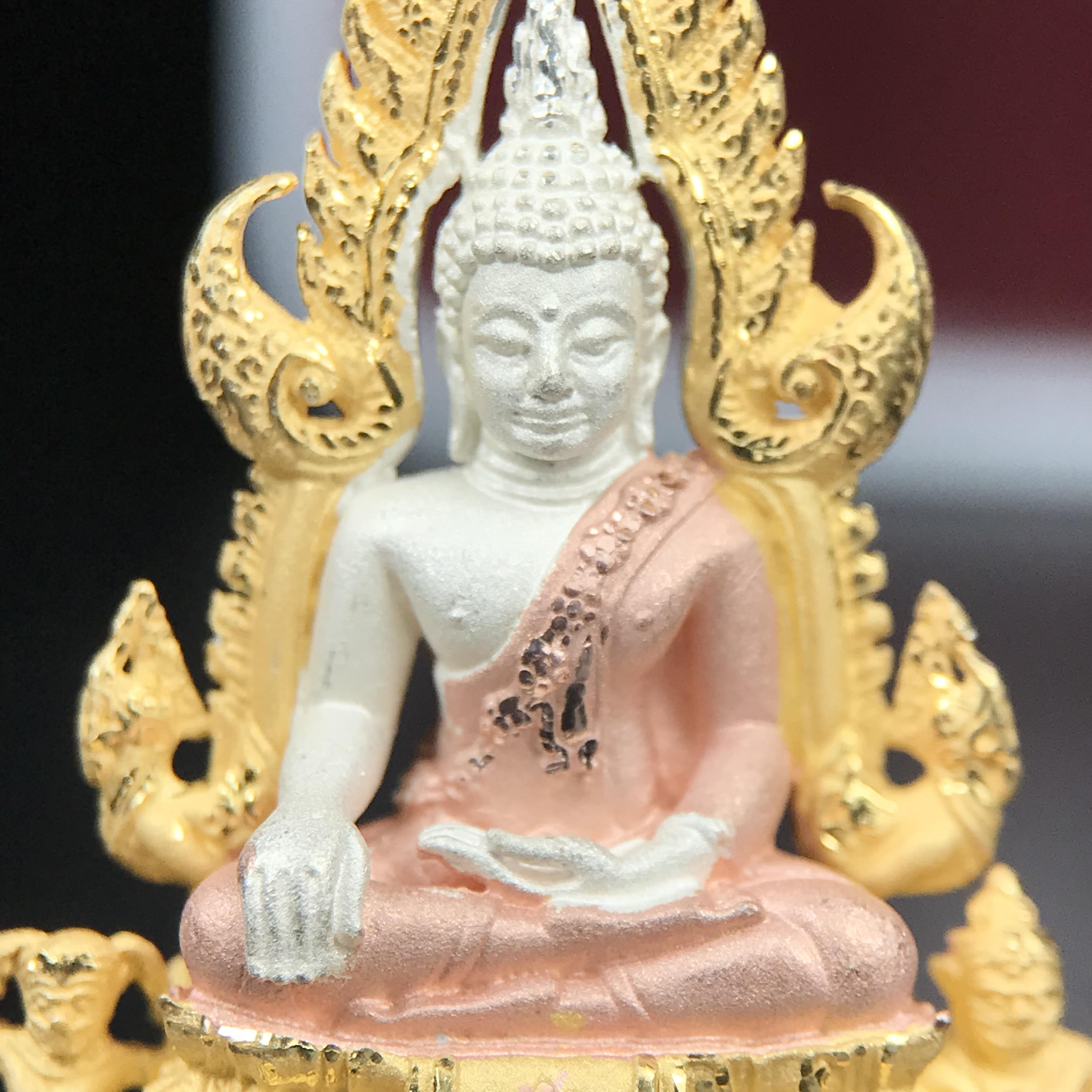 พระพุทธชินราช รุ่น ประวัติศาสตร์ มูลนิธิเพื่อตำรวจไทยจัดสร้าง ปี 2562 เนื้อเงินชุบสามกษัตริย์ขัดเงา พิมพ์พระพุทธชินราช ลอยองค์ แบบจิวเวอร์รี่(ขนาดสูง 3.5 ซม.) (สภาพ สวย ซีนซองเดิม กล่องบบรรจุเดิมครบสมบูรณ์)1 ใน 1999 องค์)